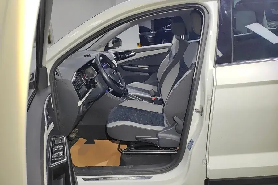 2022 JETTA VS5 thumbnail 4