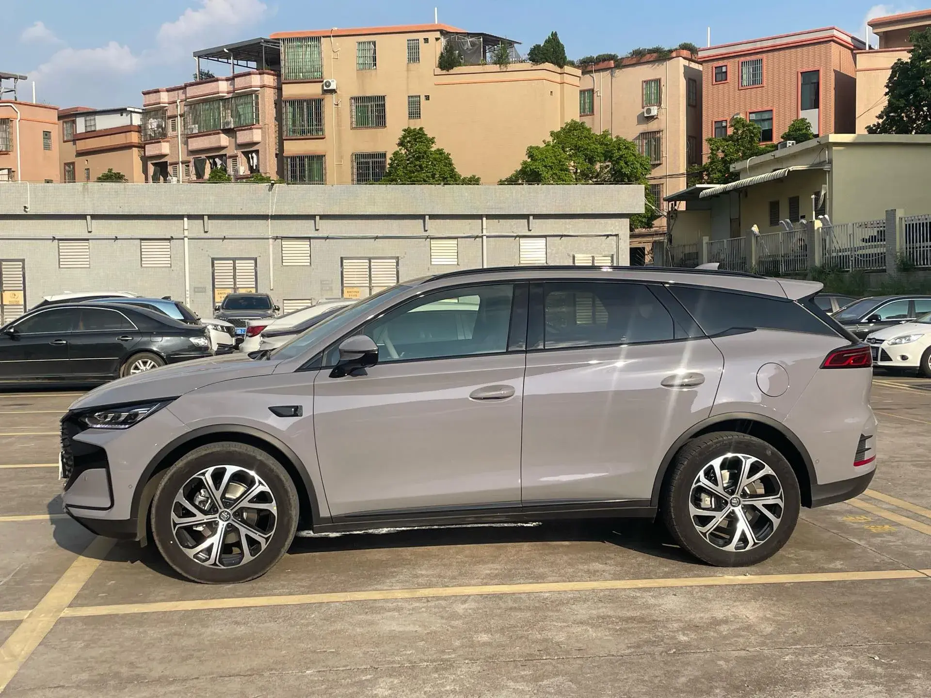 2025 BYD TANG thumbnail 3