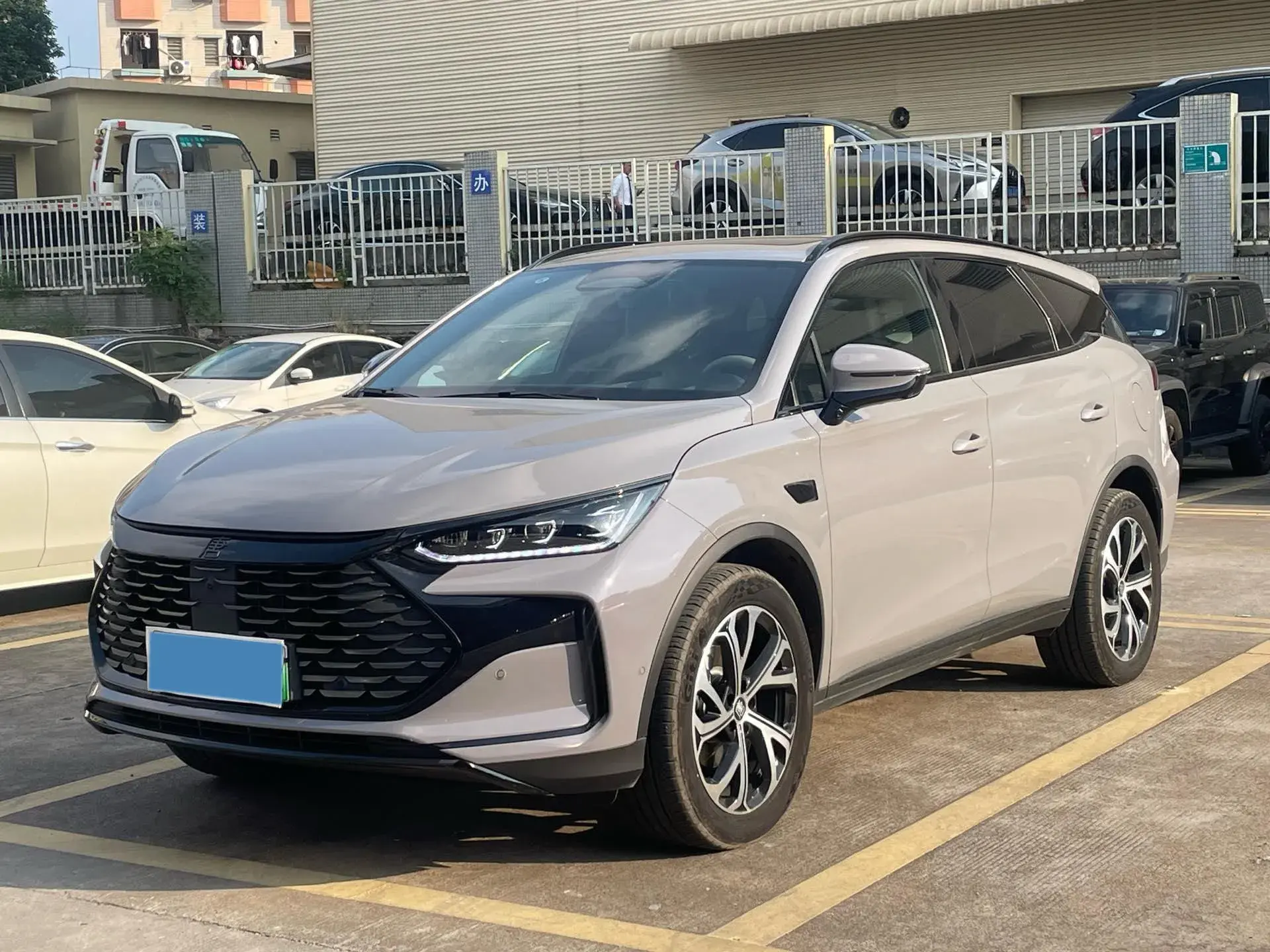 2025 BYD TANG view 1