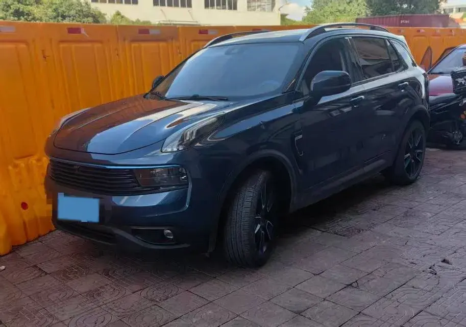 2018 LYNK&CO 01 view 1