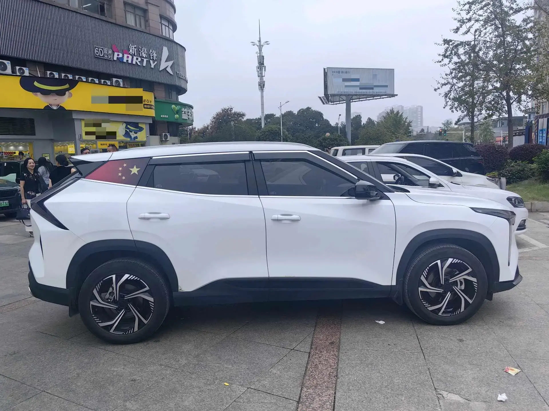 2023 GEELY AZKARRA thumbnail 3