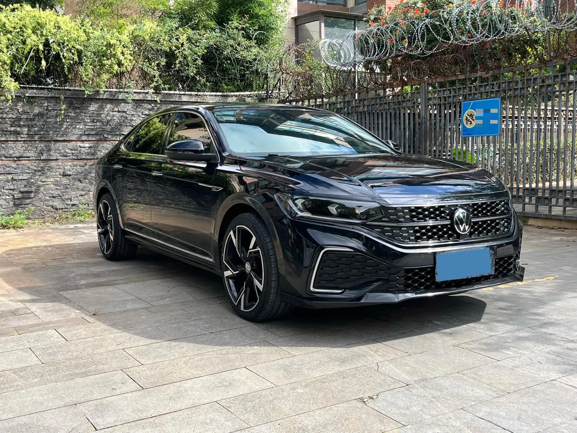 2022 VOLKSWAGEN PASSAT thumbnail 3