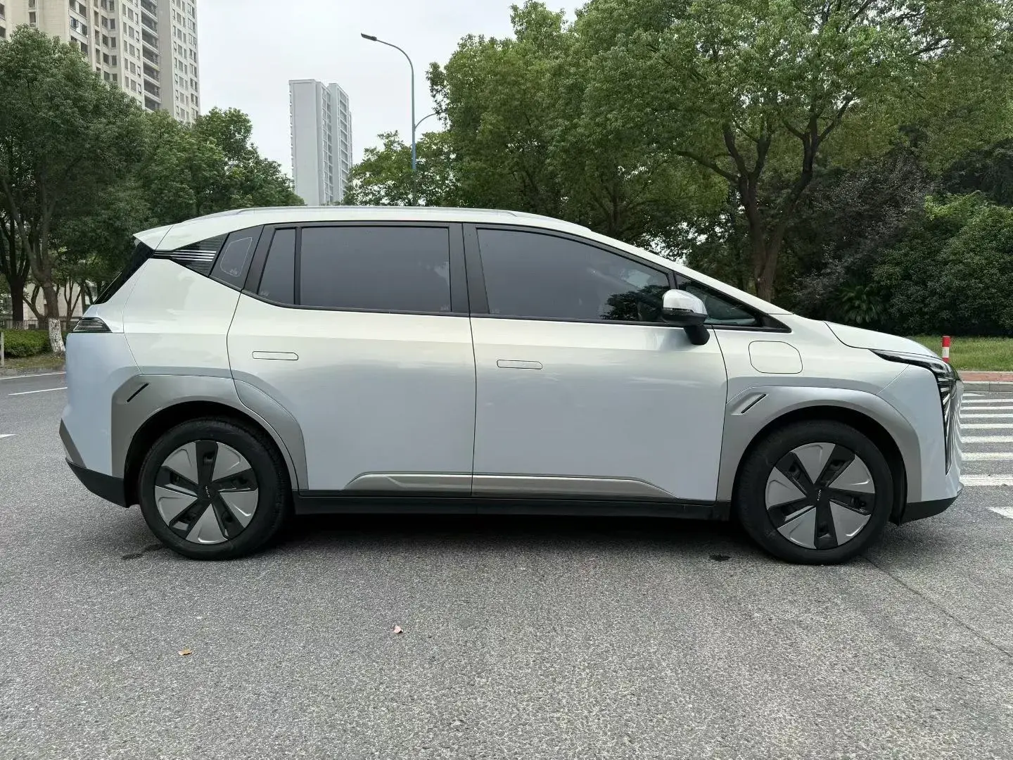 2023 AION Y thumbnail 3