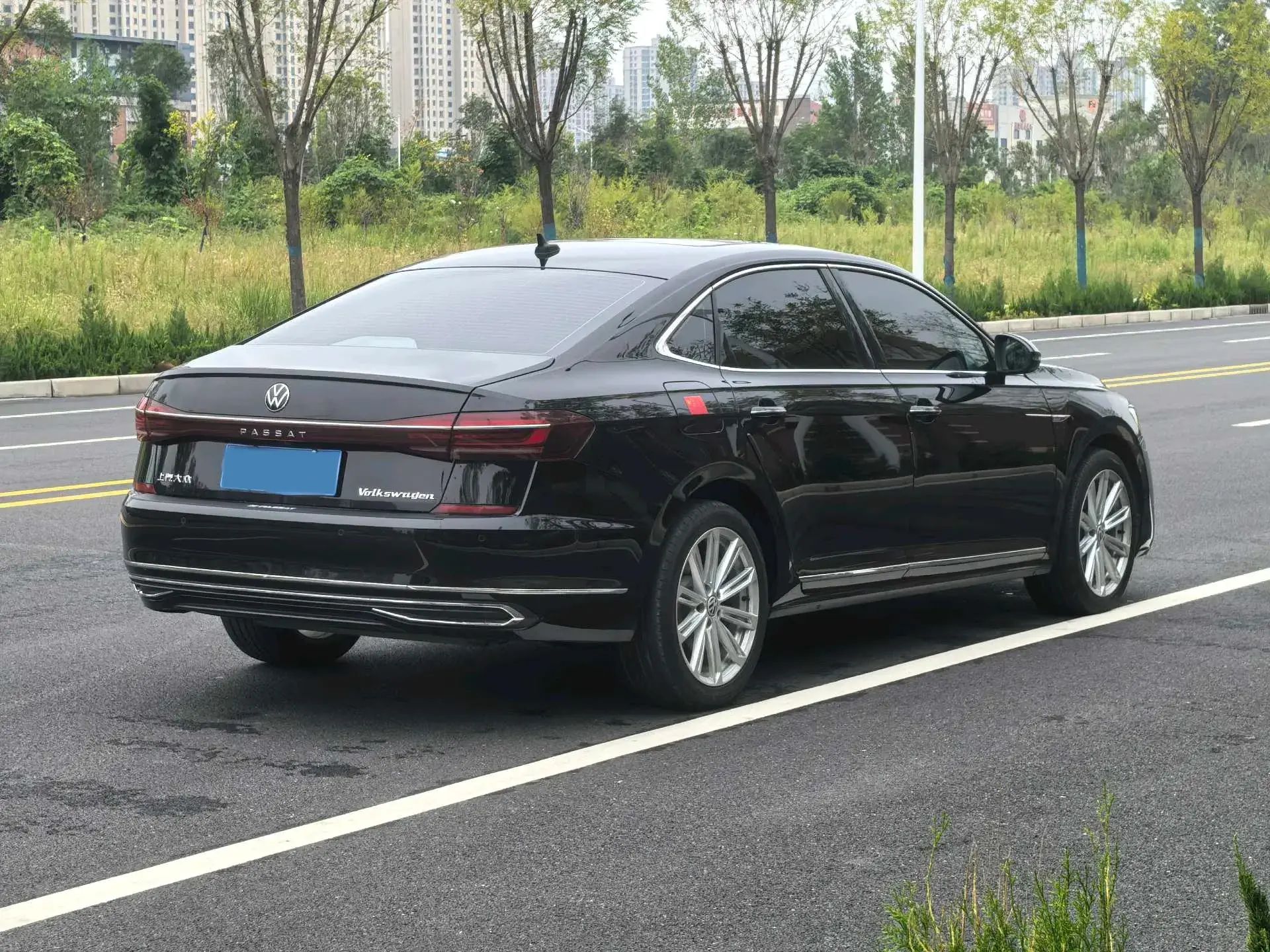 2022 VOLKSWAGEN PASSAT thumbnail 3