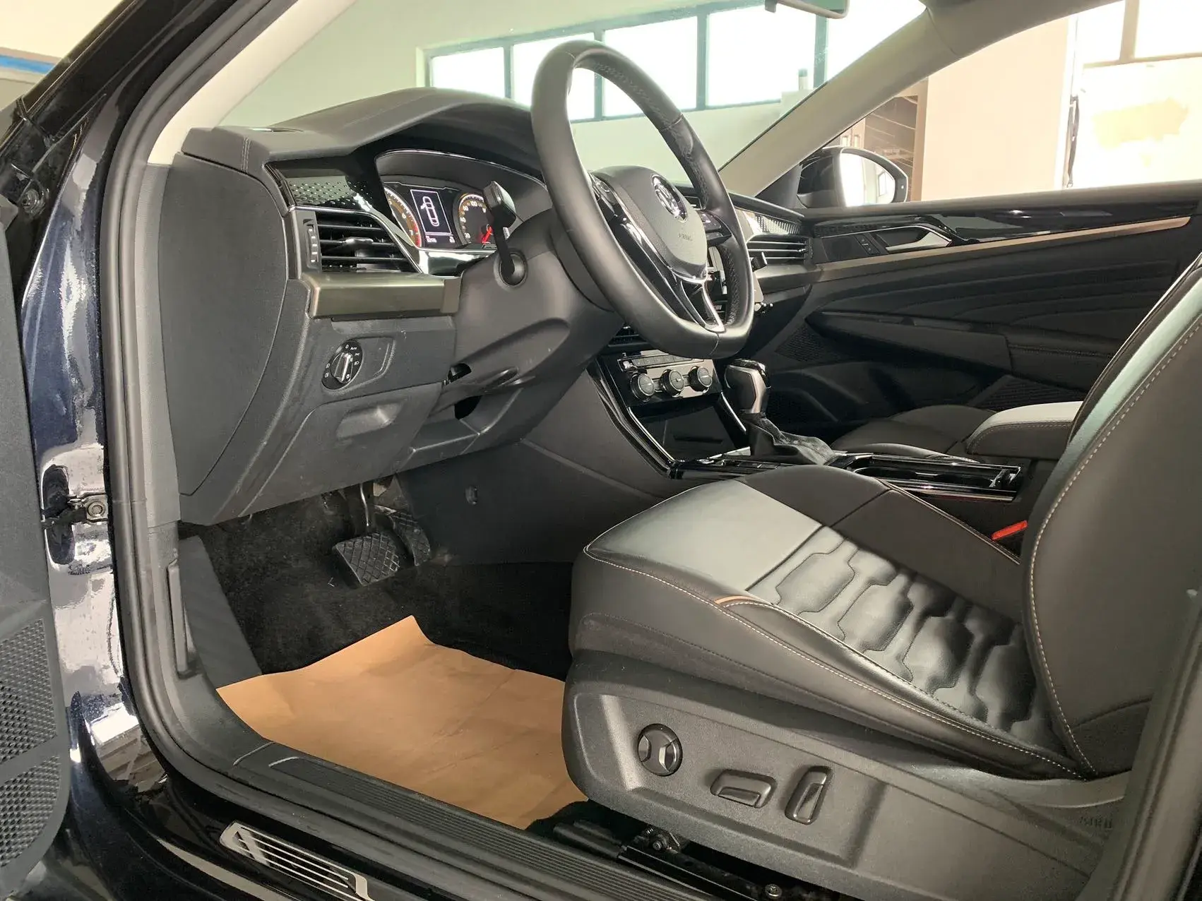 2019 VOLKSWAGEN PASSAT thumbnail 4