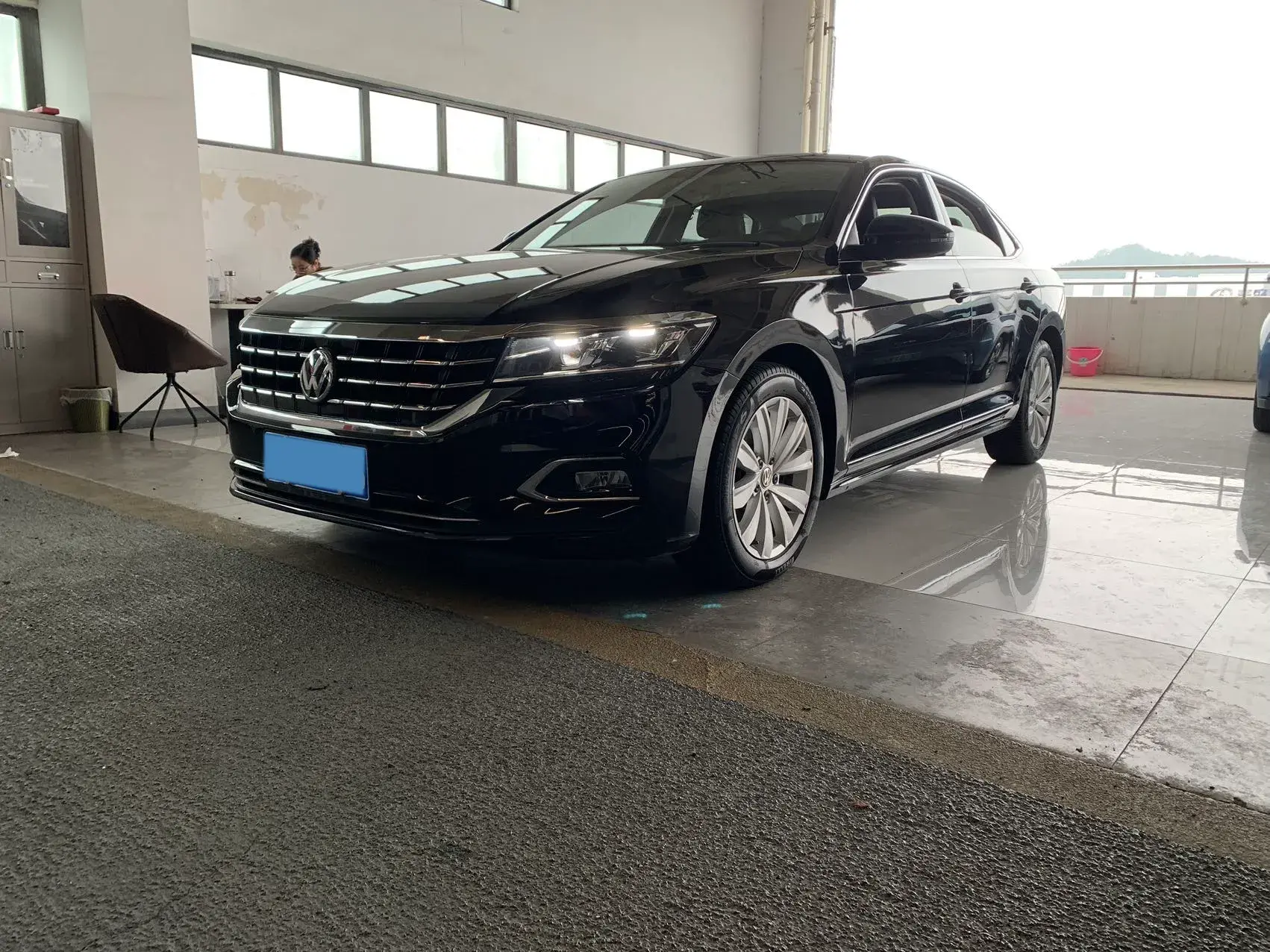 2019 VOLKSWAGEN PASSAT view 1