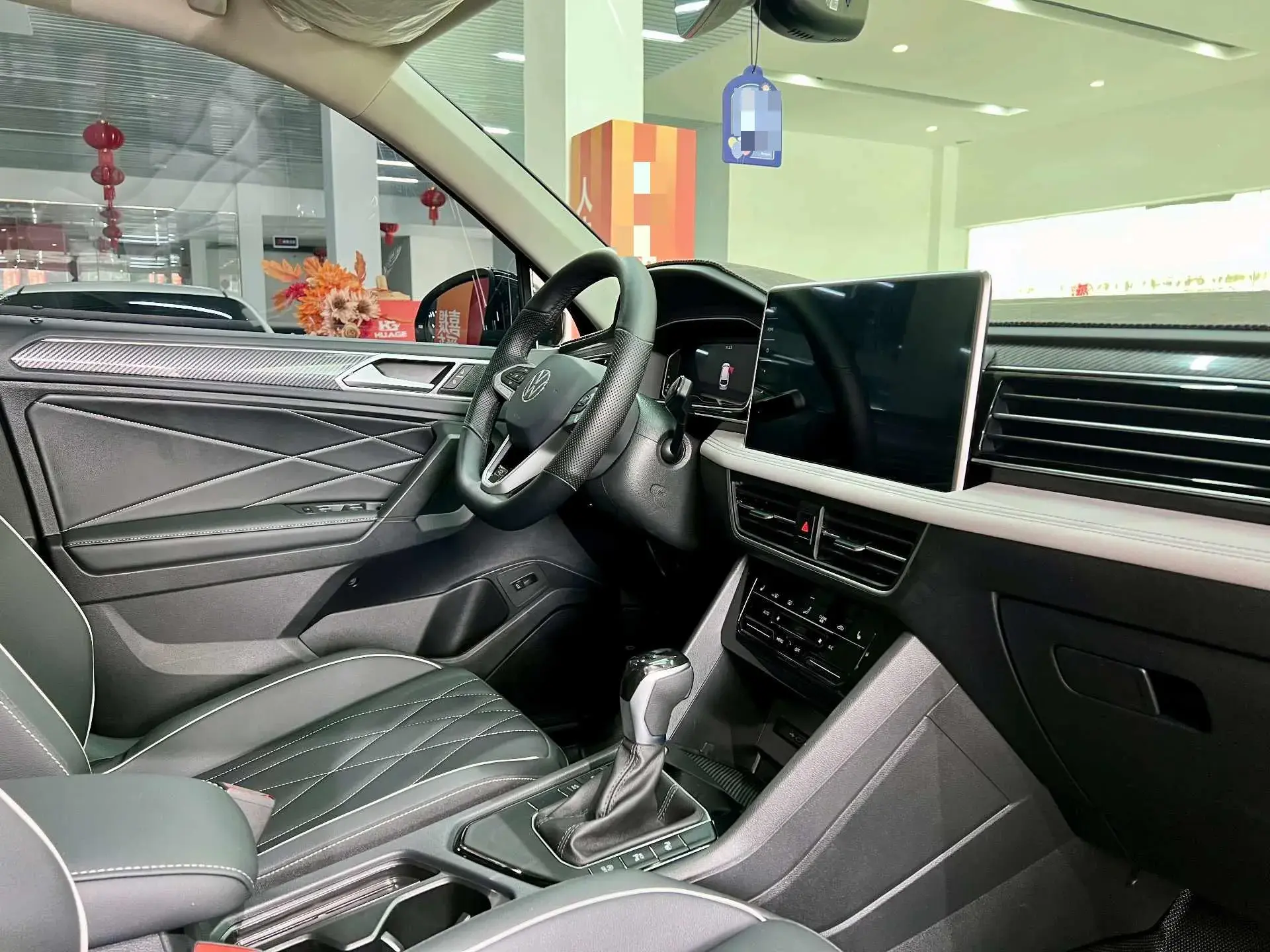 2024 VOLKSWAGEN TIGUAN thumbnail 2