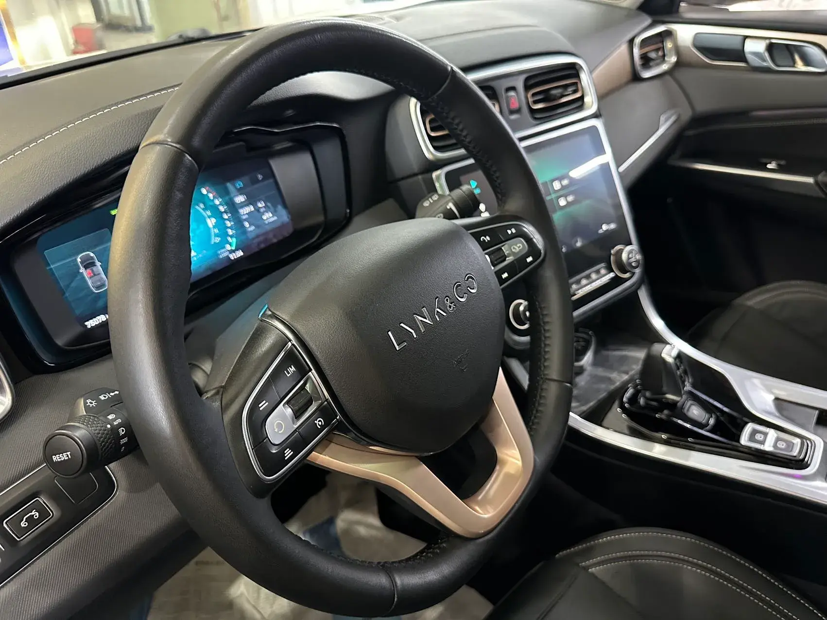 2017 LYNK&CO 01 thumbnail 3
