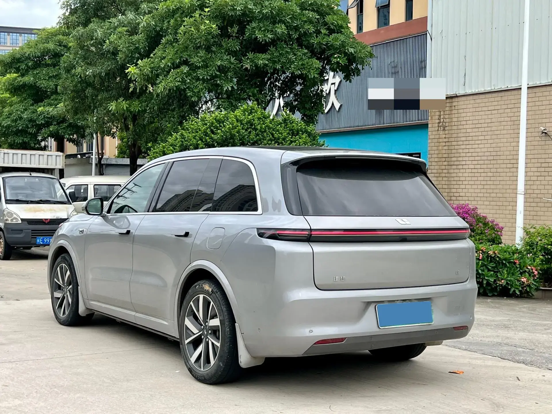 2023 LI L8 thumbnail 3