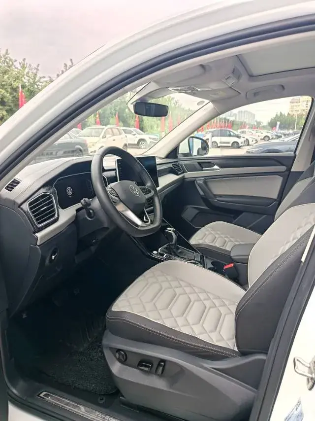 2023 VOLKSWAGEN TAYRON thumbnail 4