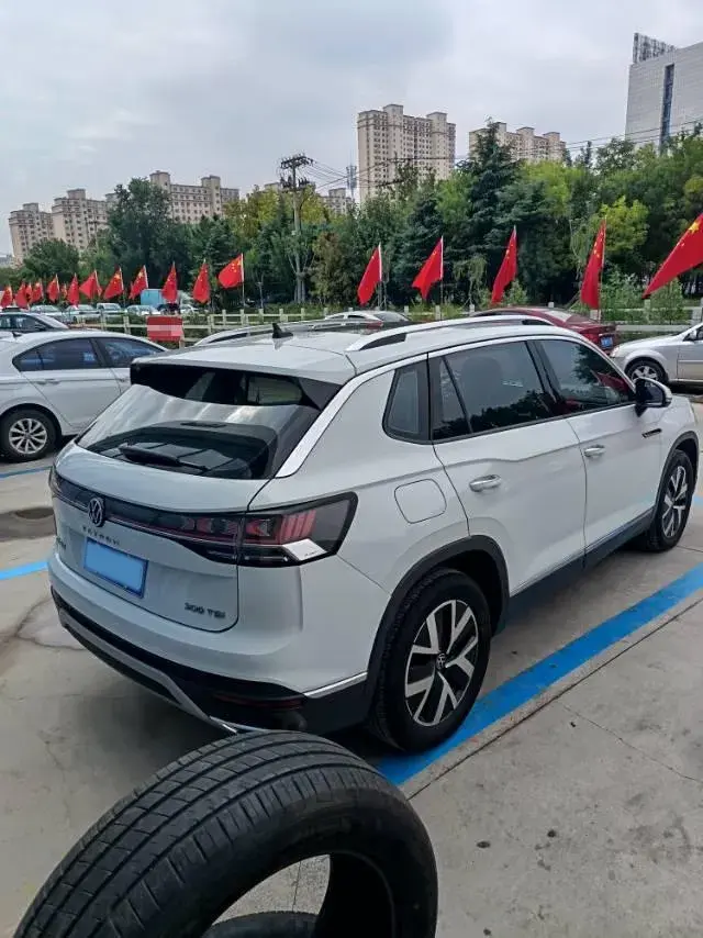 2023 VOLKSWAGEN TAYRON thumbnail 3