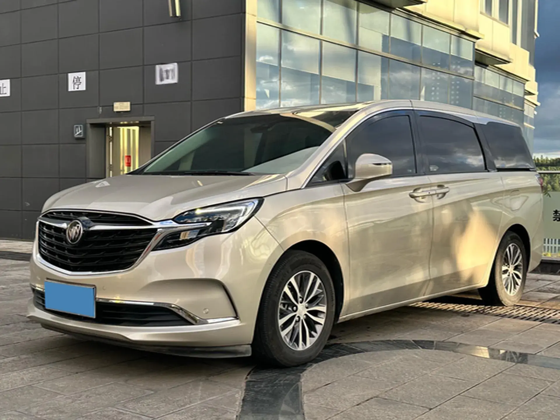 2022 BUICK GL8 view 1