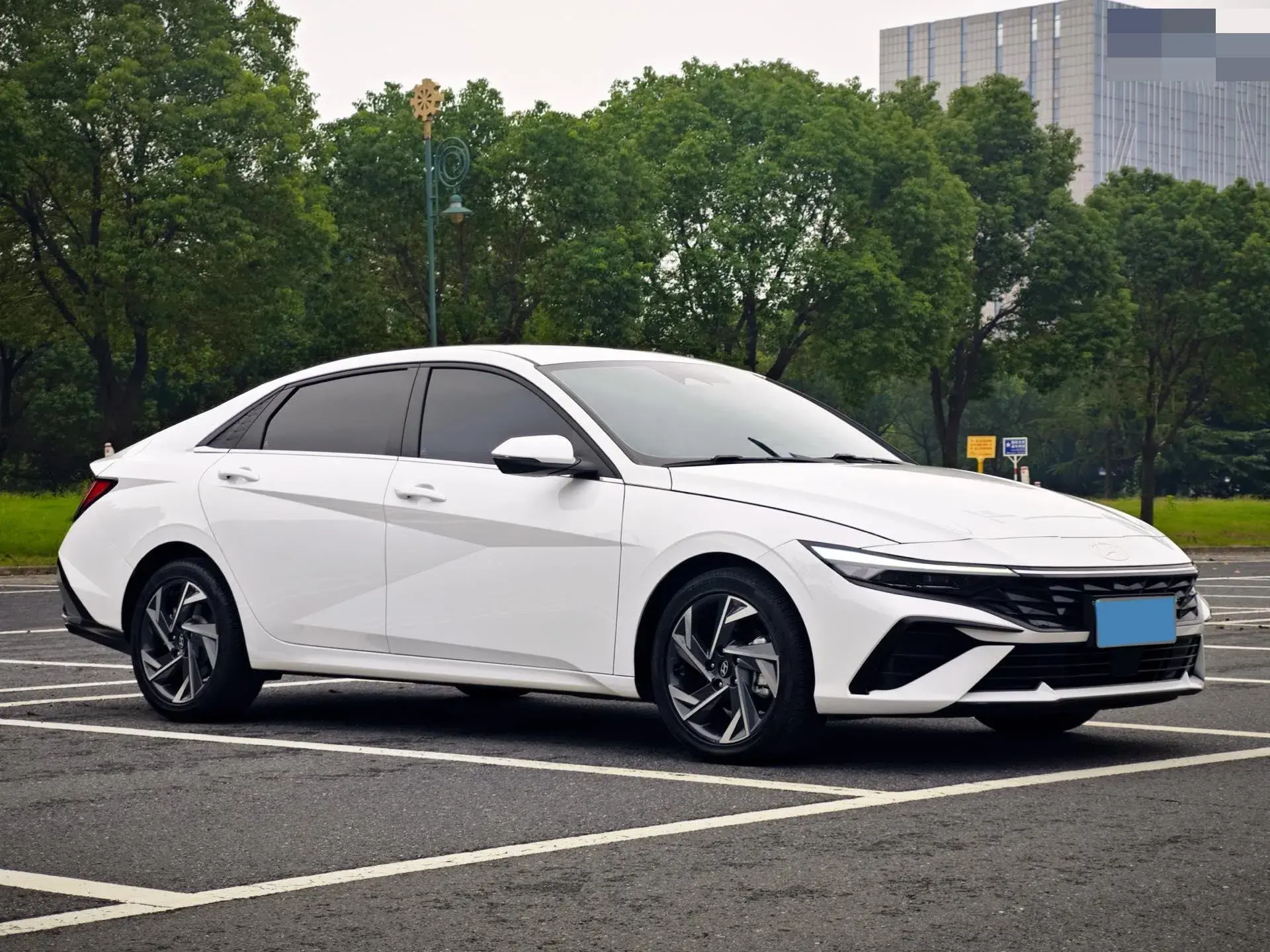 2023 HYUNDAI ELANTRA thumbnail 3