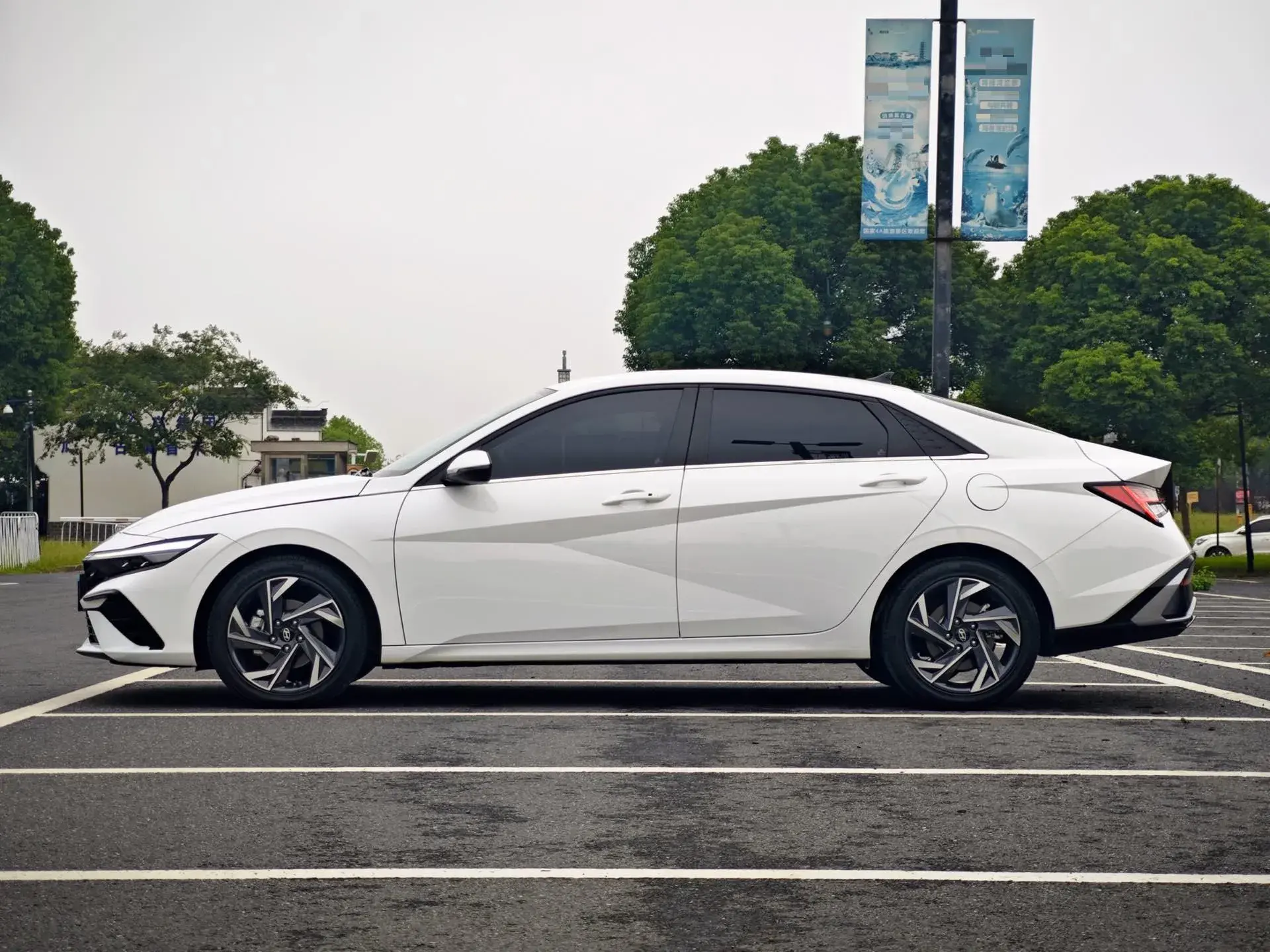 2023 HYUNDAI ELANTRA thumbnail 4