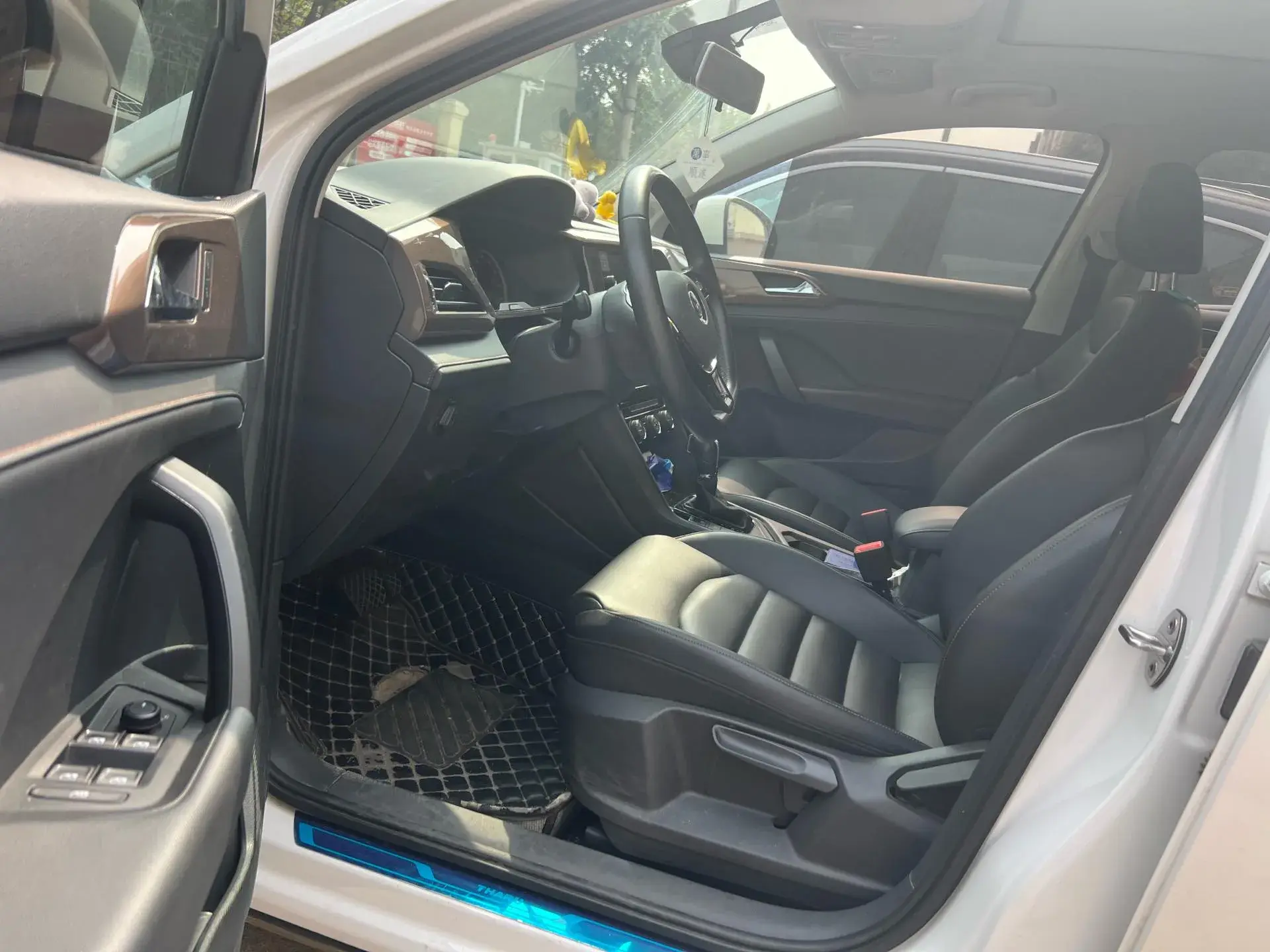 2019 VOLKSWAGEN THARU thumbnail 2