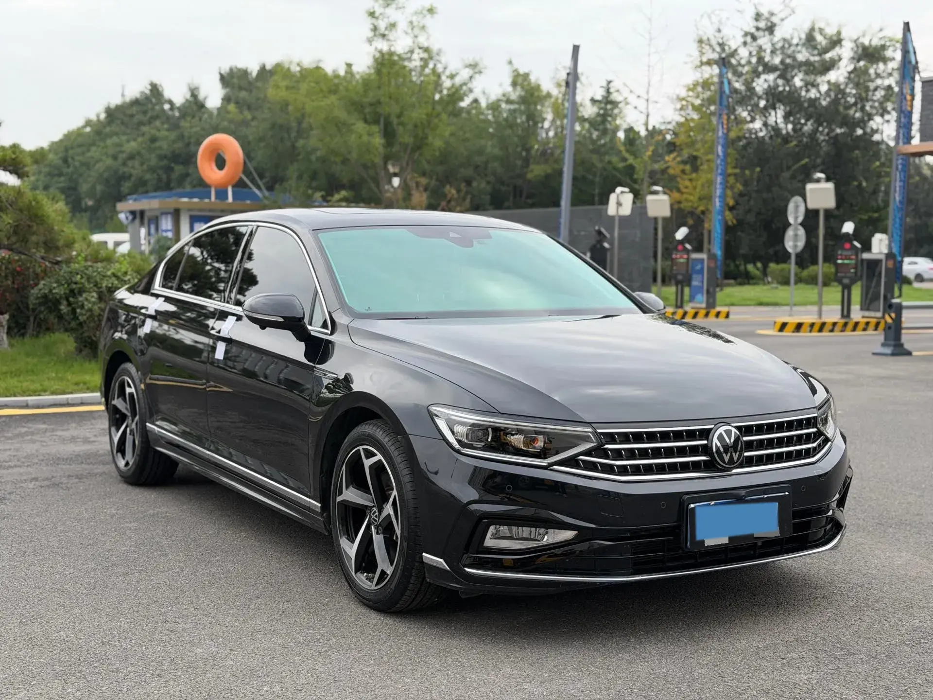 2023 VOLKSWAGEN MAGOTAN thumbnail 3