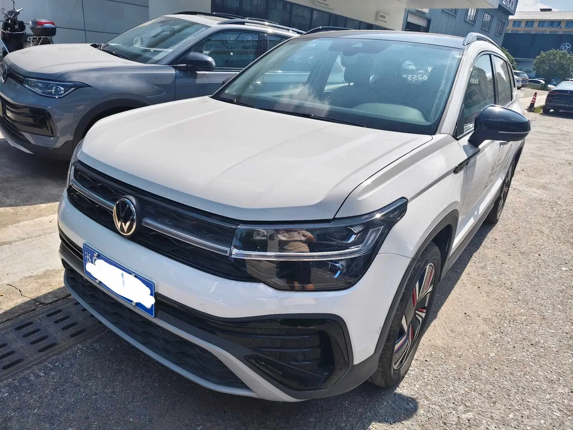 2024 VOLKSWAGEN THARU view 1