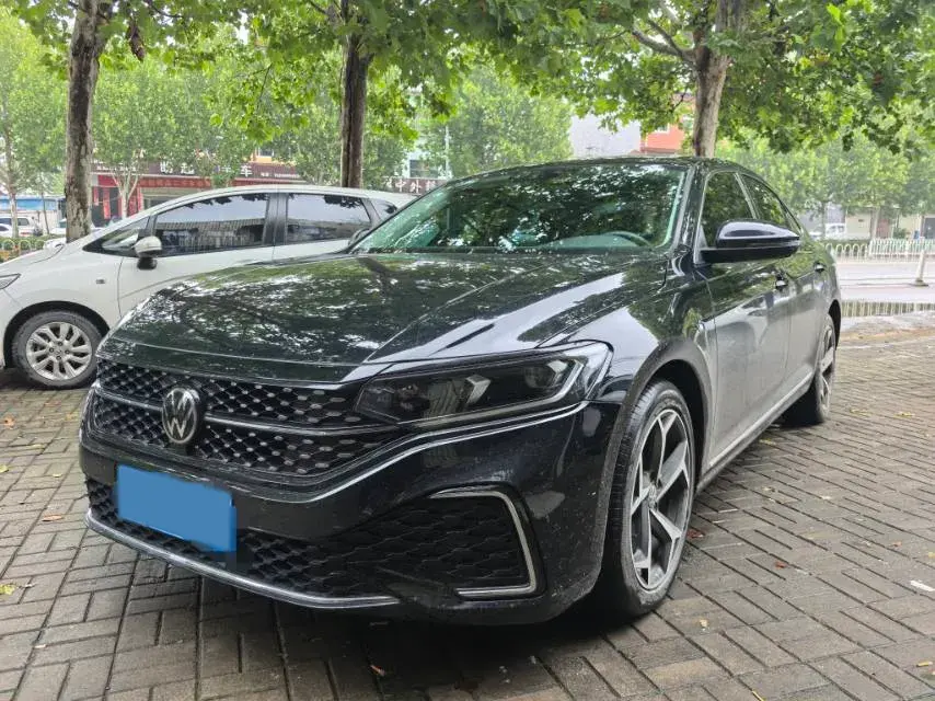 2024 VOLKSWAGEN PASSAT view 1