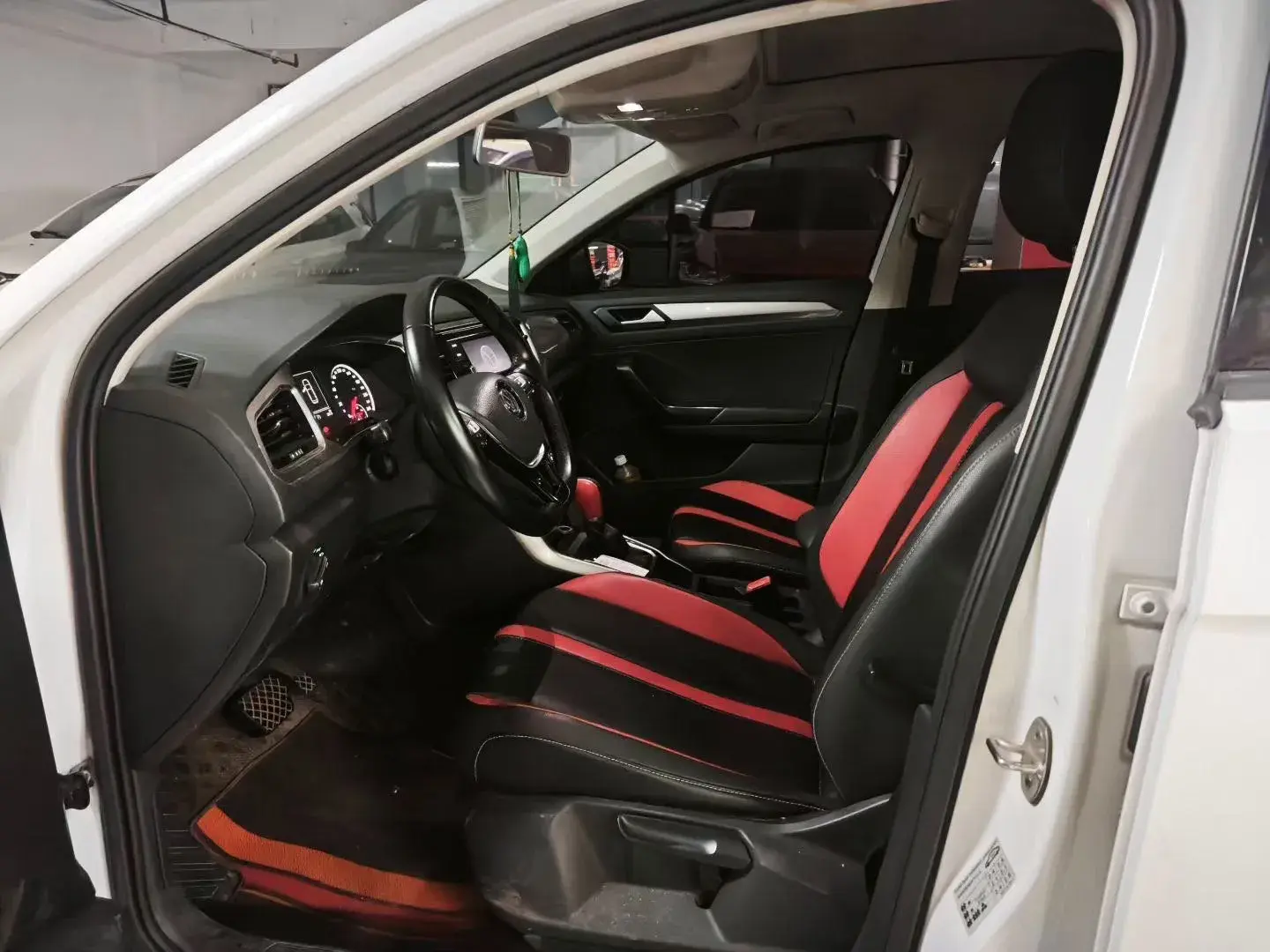 2018 VOLKSWAGEN T-ROC thumbnail 4