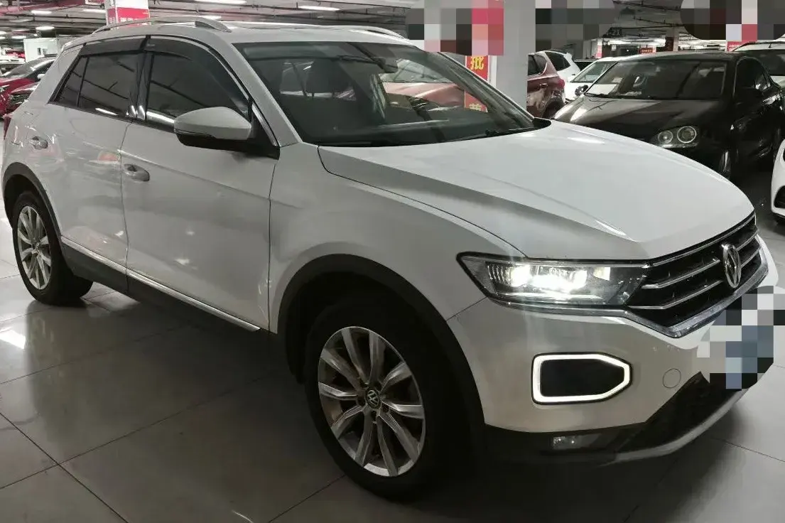 2018 VOLKSWAGEN T-ROC thumbnail 3
