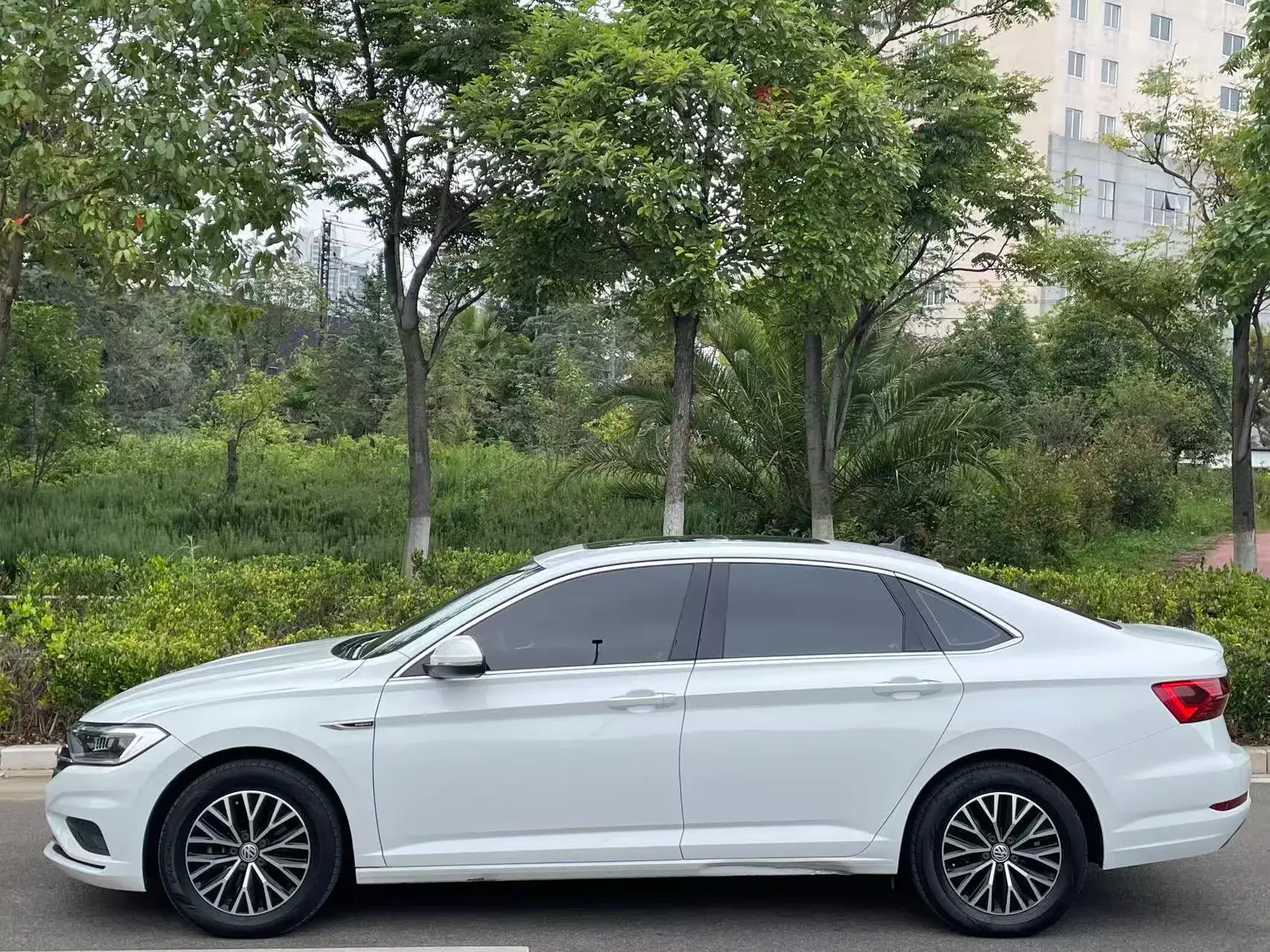 2021 VOLKSWAGEN SAGITAR thumbnail 4