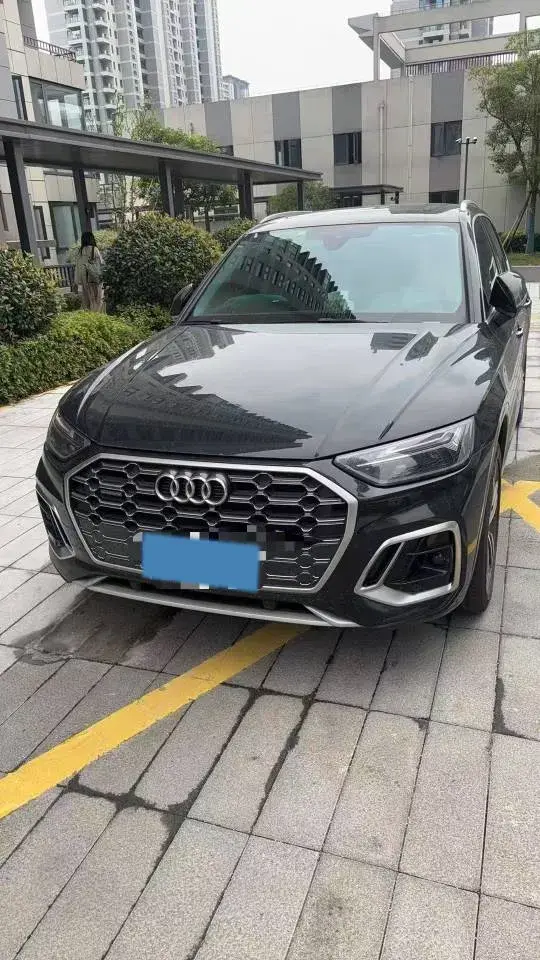 2022 AUDI Q5L view 1