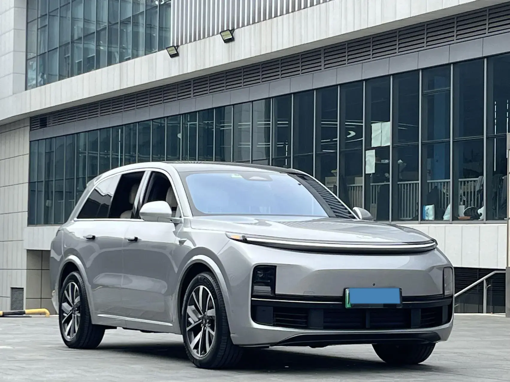 2023 LI L8 thumbnail 2