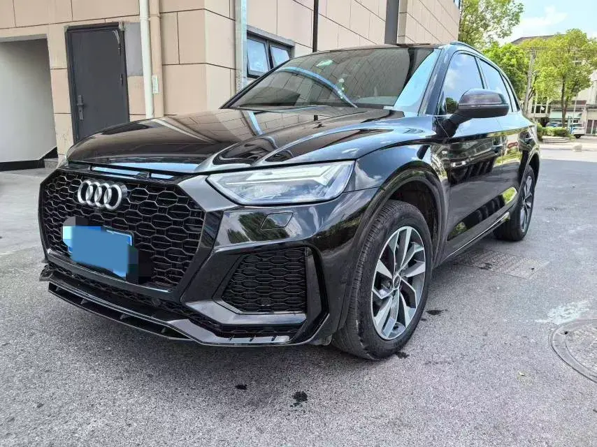 2023 AUDI Q5L view 1