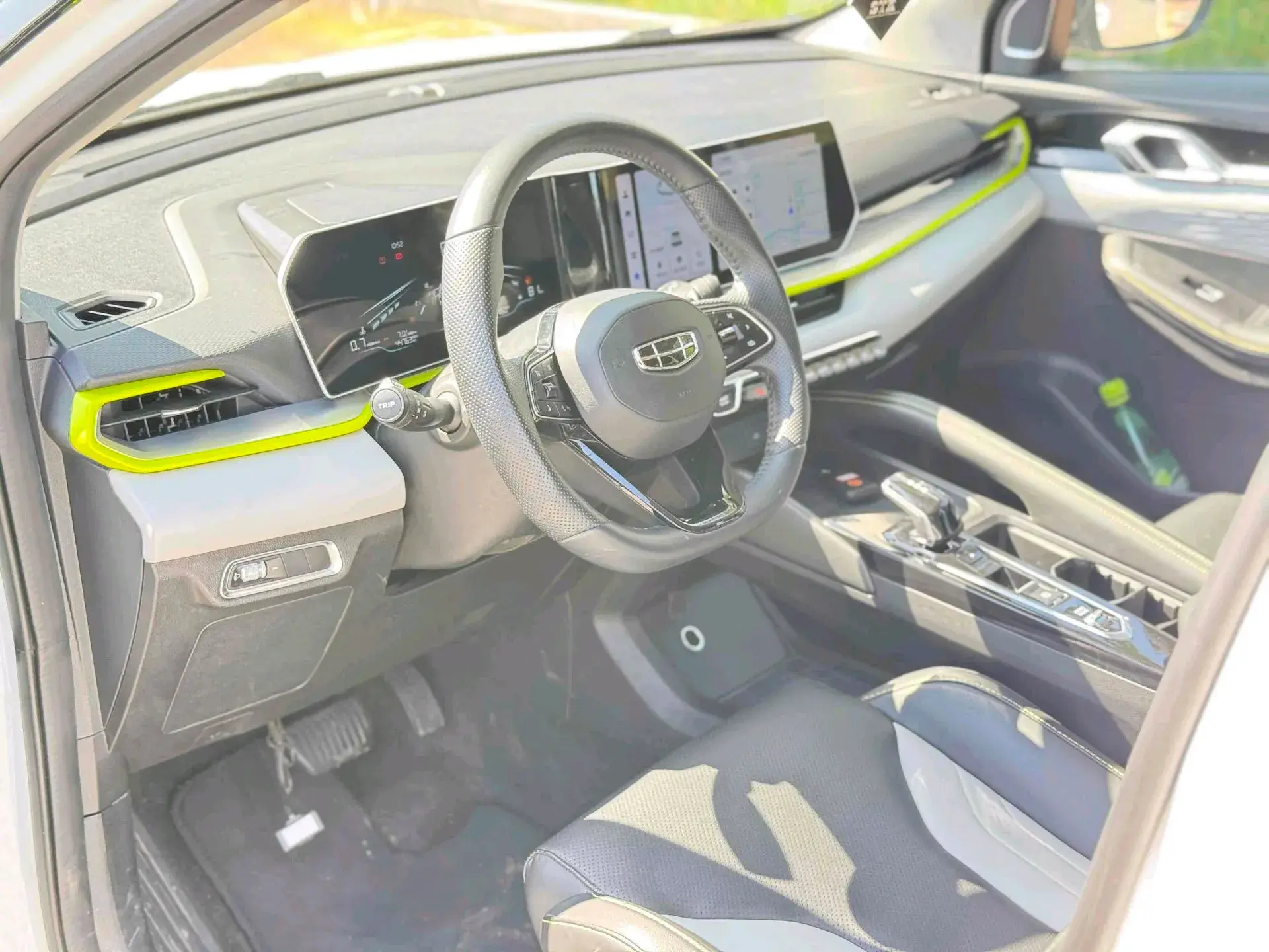 2022 GEELY COOLRAY thumbnail 3