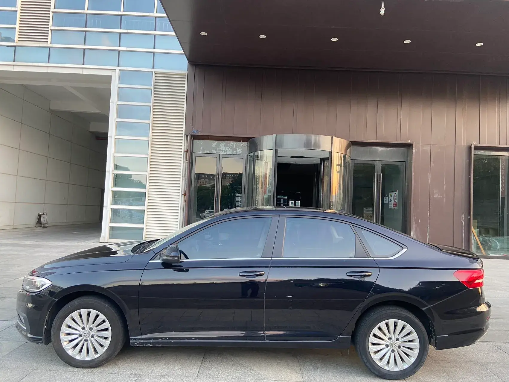 2019 VOLKSWAGEN LAVIDA thumbnail 3