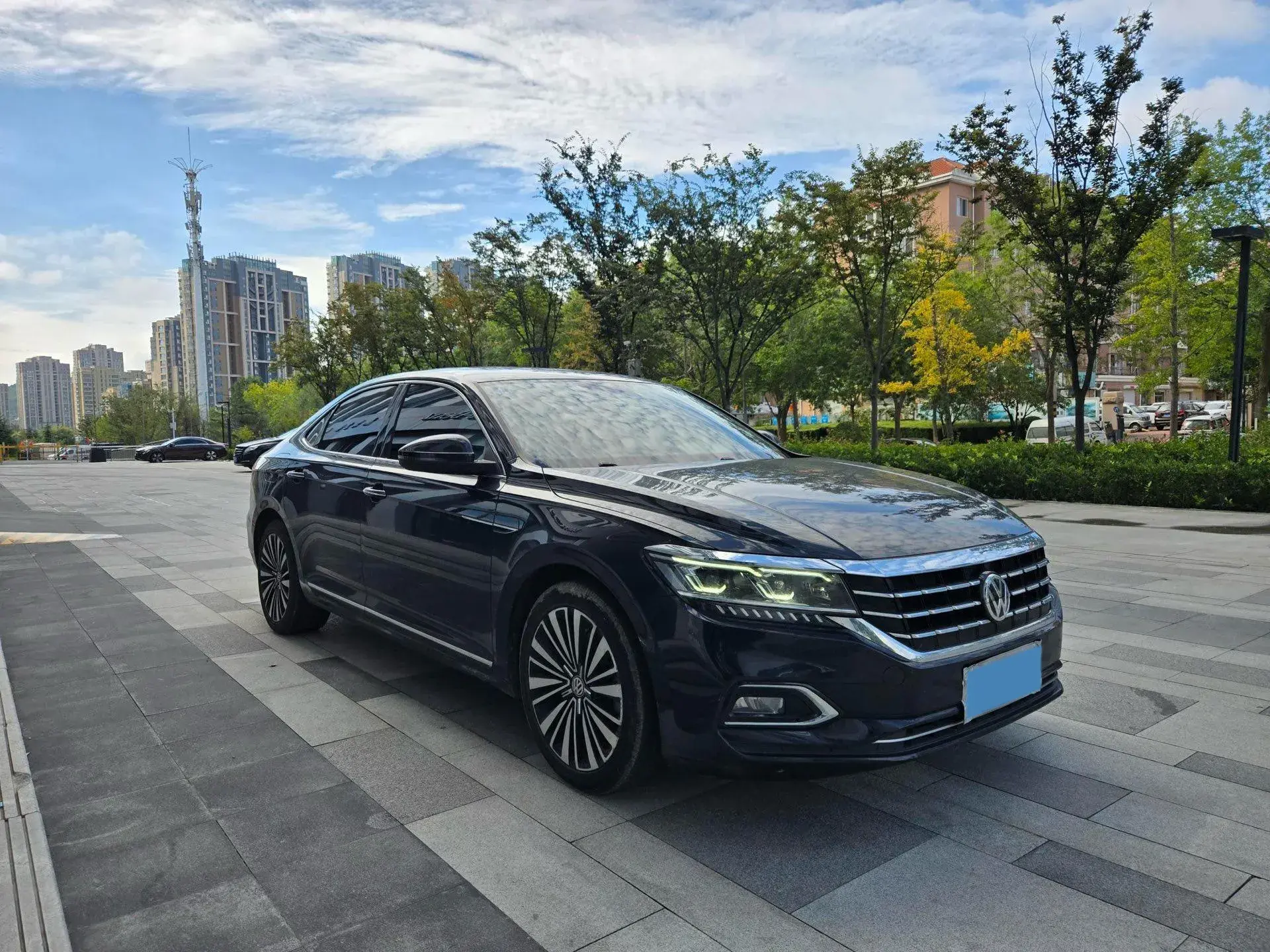 2019 VOLKSWAGEN PASSAT thumbnail 3