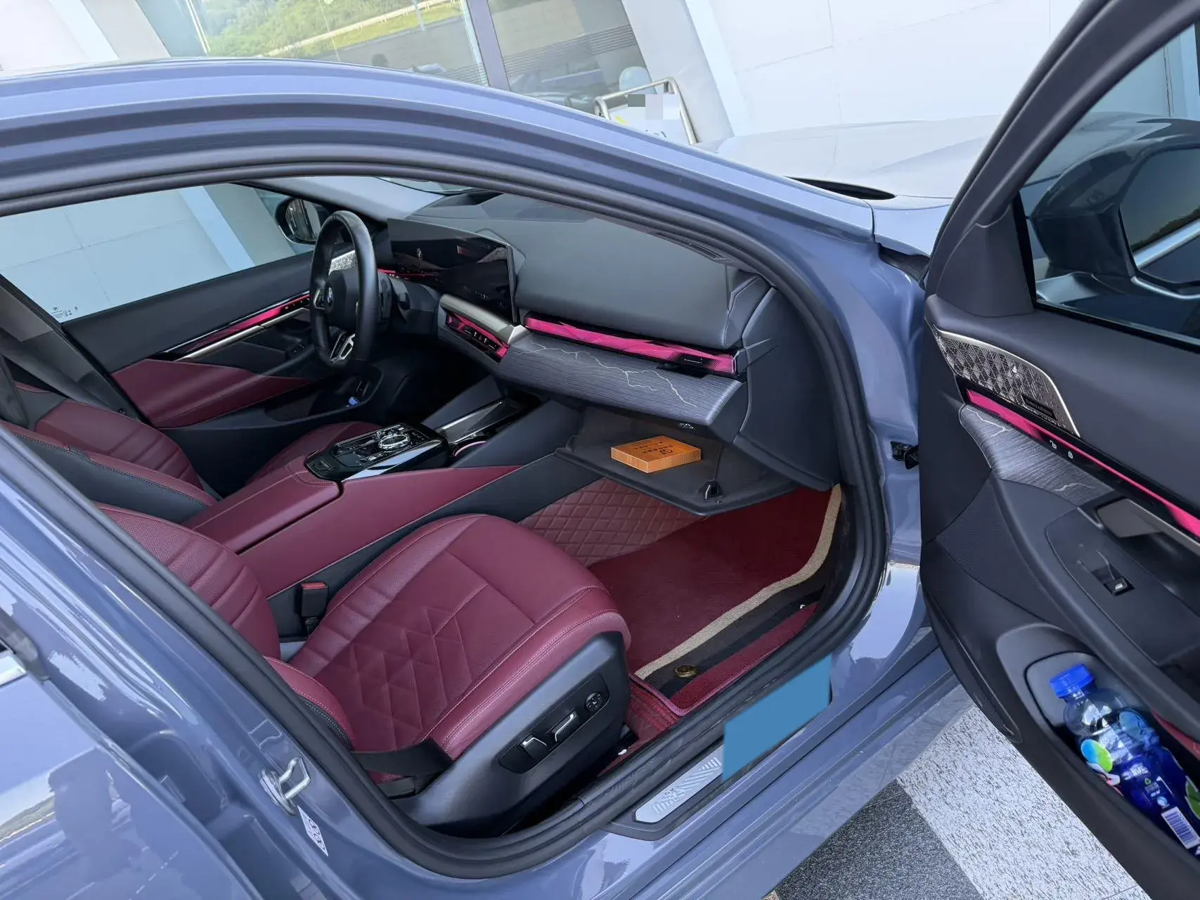 2024 BMW 5 thumbnail 2