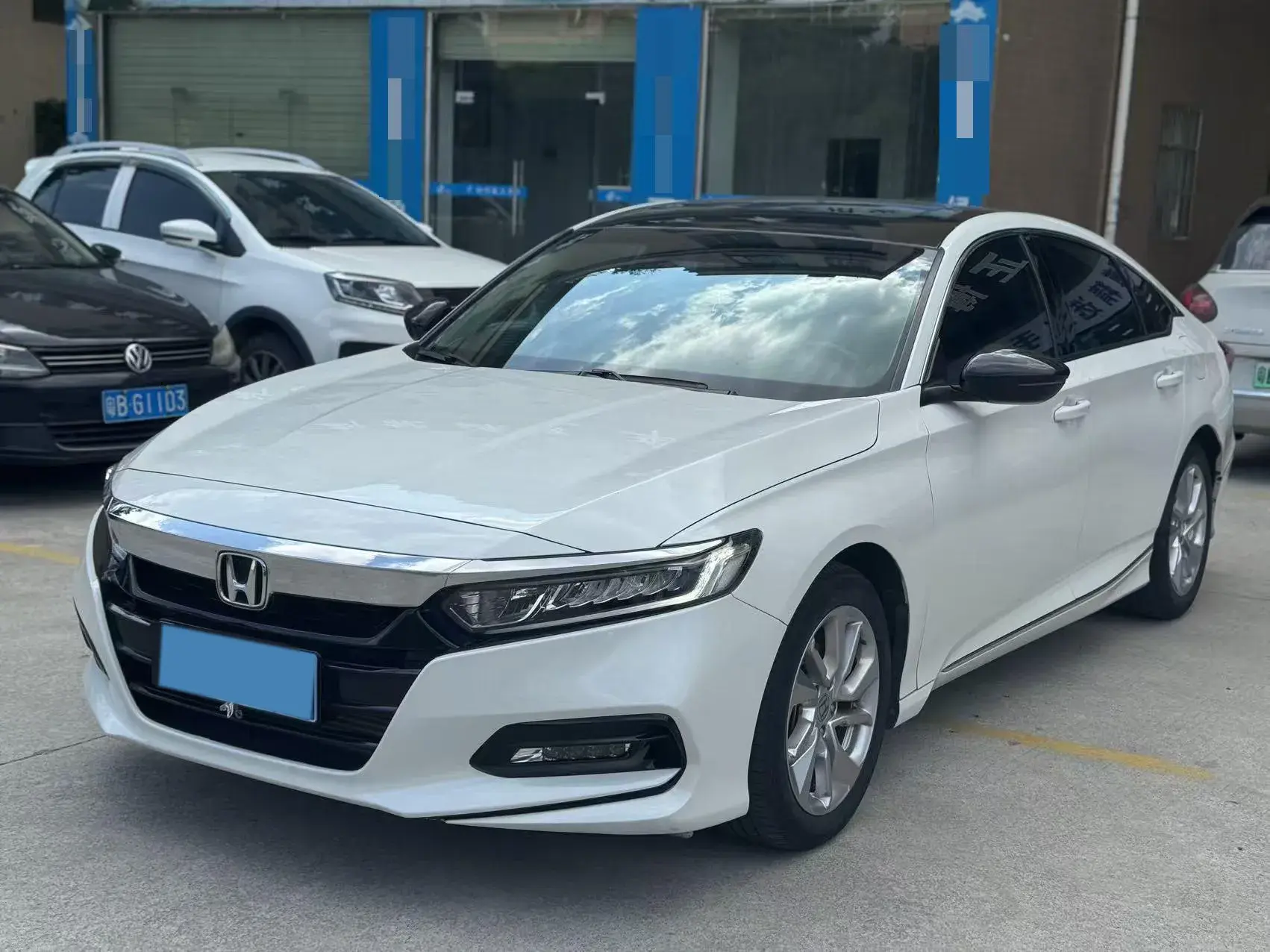 2018 HONDA ACCORD view 1