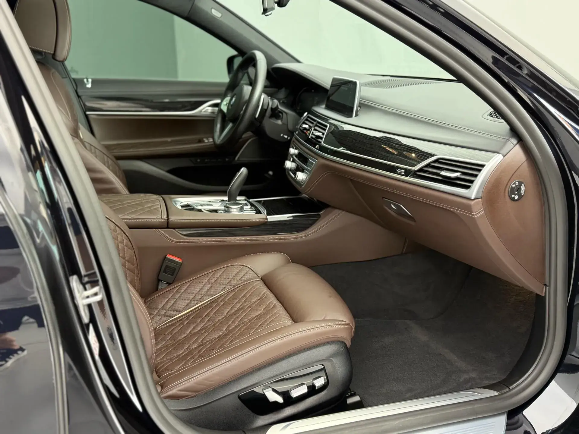 2021 BMW 7 thumbnail 4