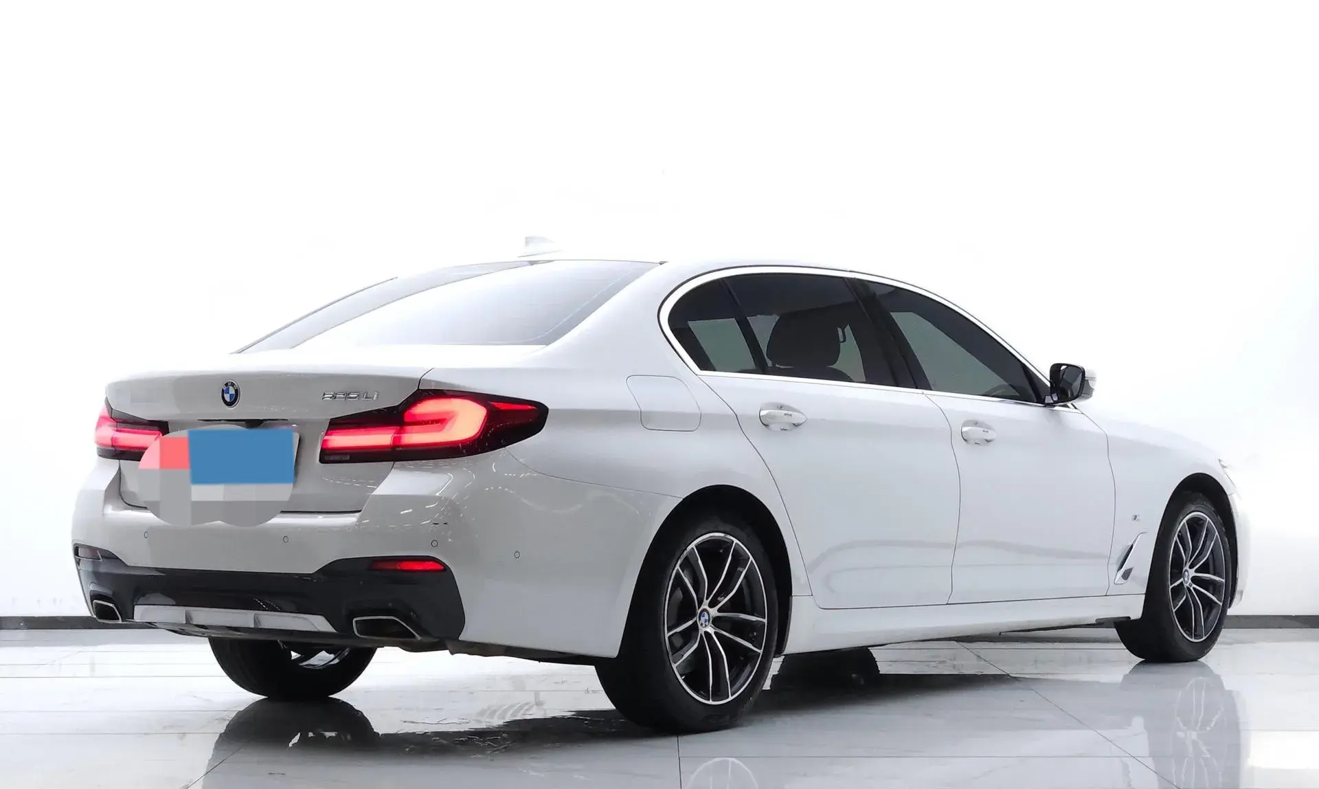2021 BMW 5 thumbnail 3