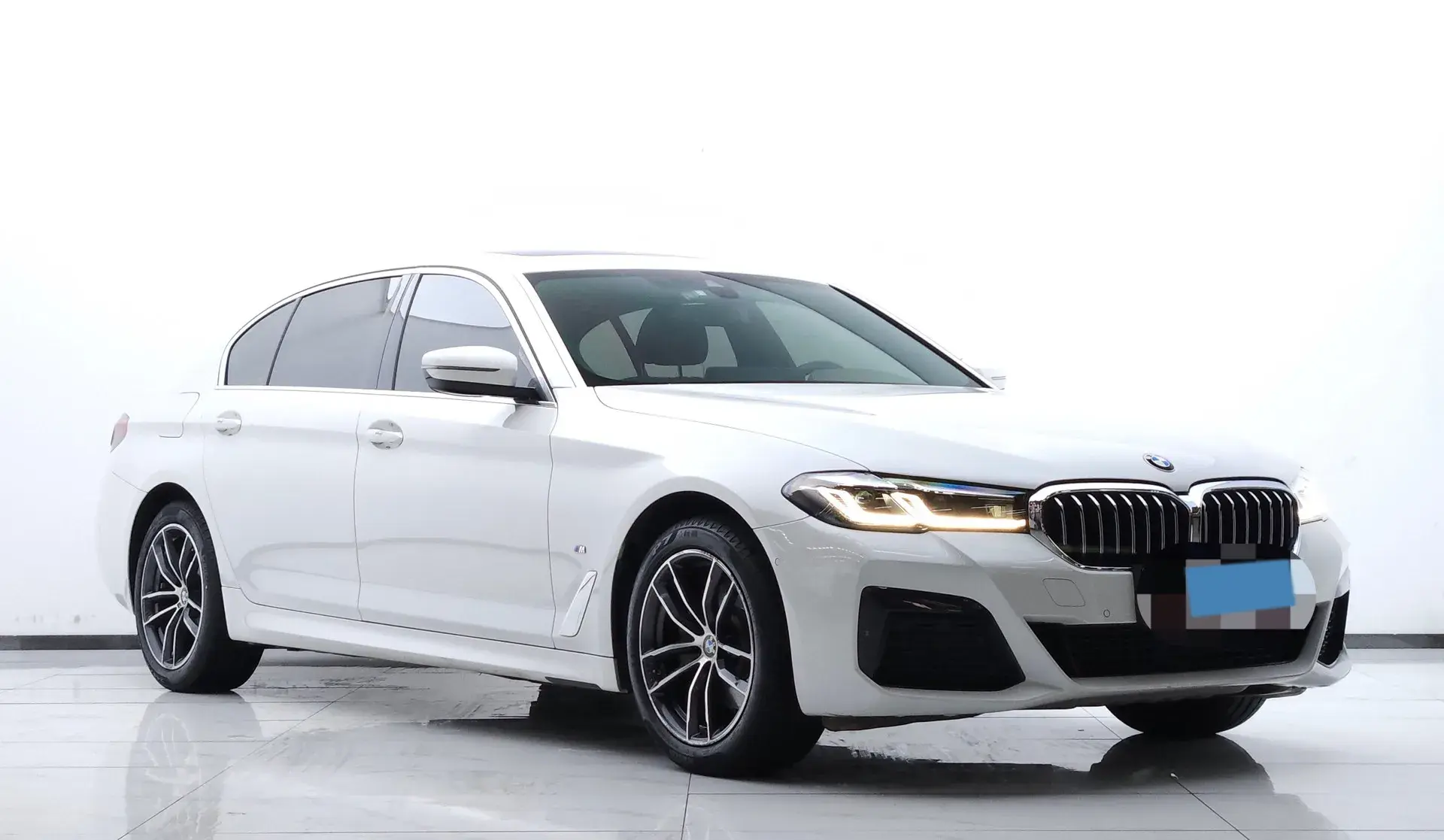2021 BMW 5 thumbnail 2