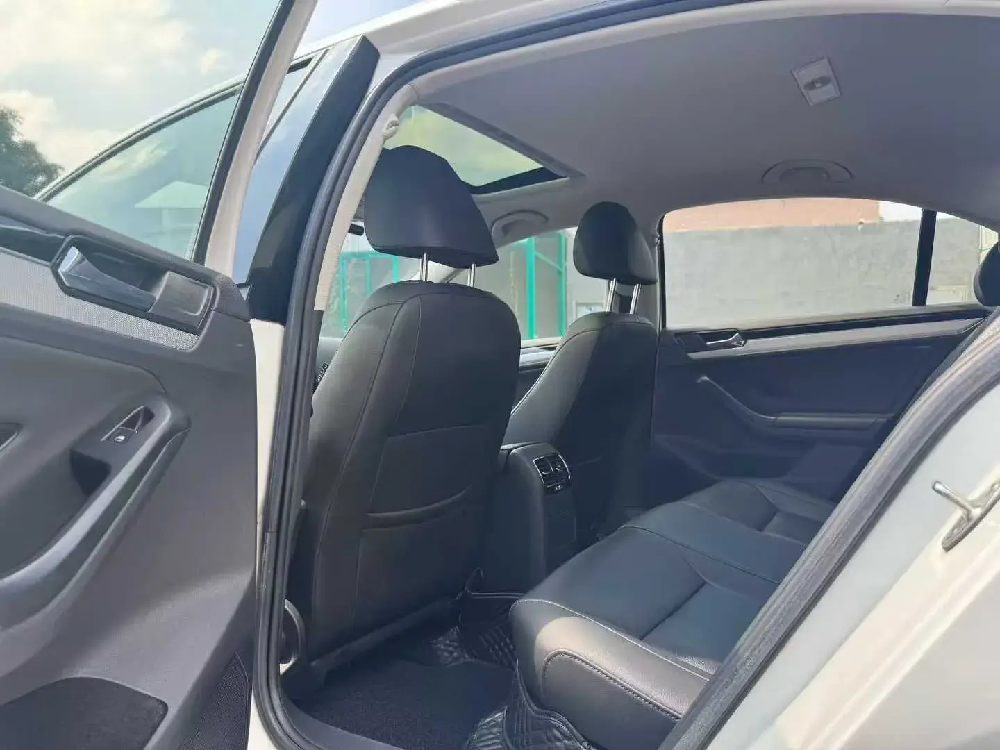 2018 VOLKSWAGEN SAGITAR thumbnail 4