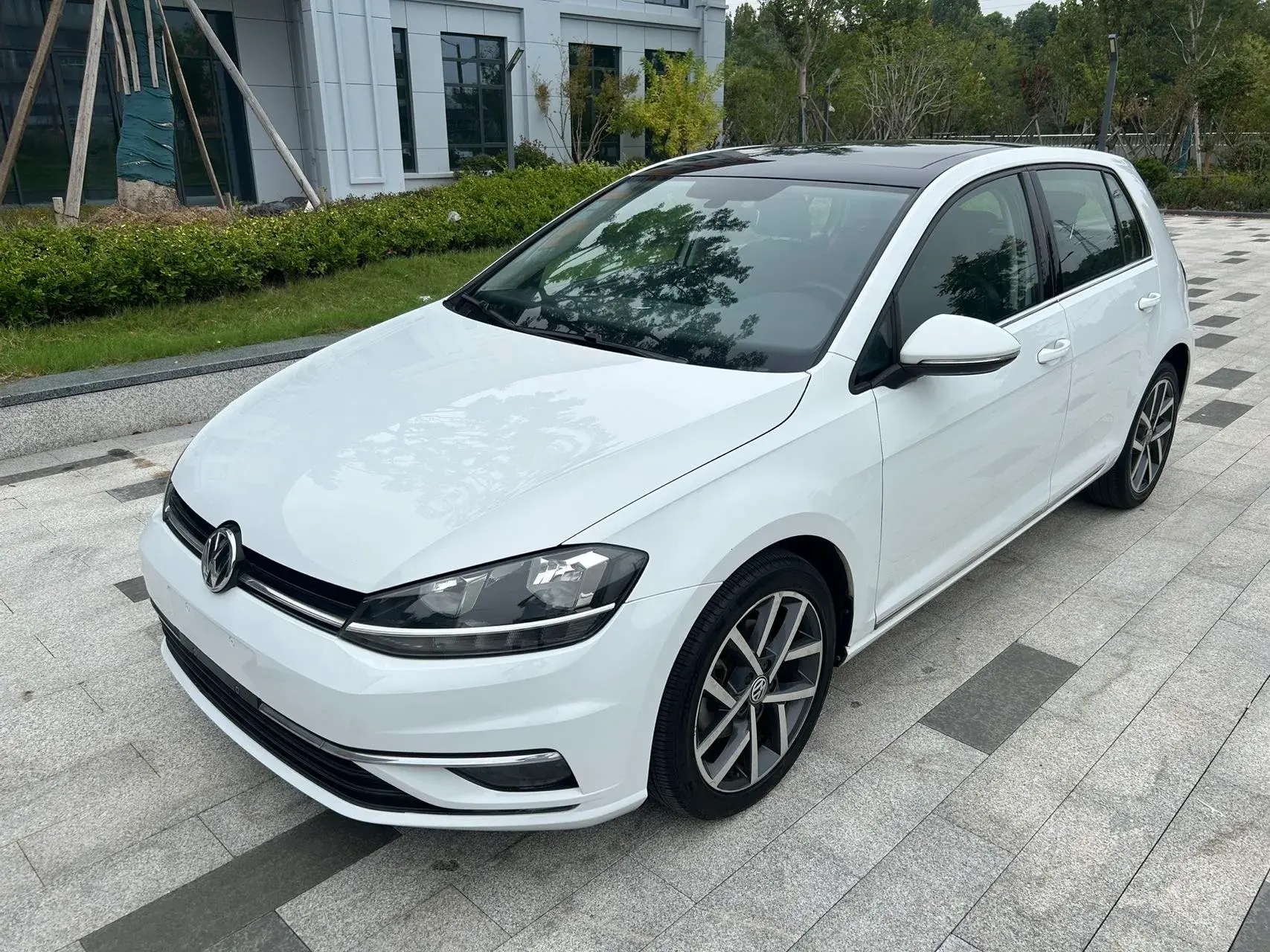 2019 VOLKSWAGEN GOLF view 1