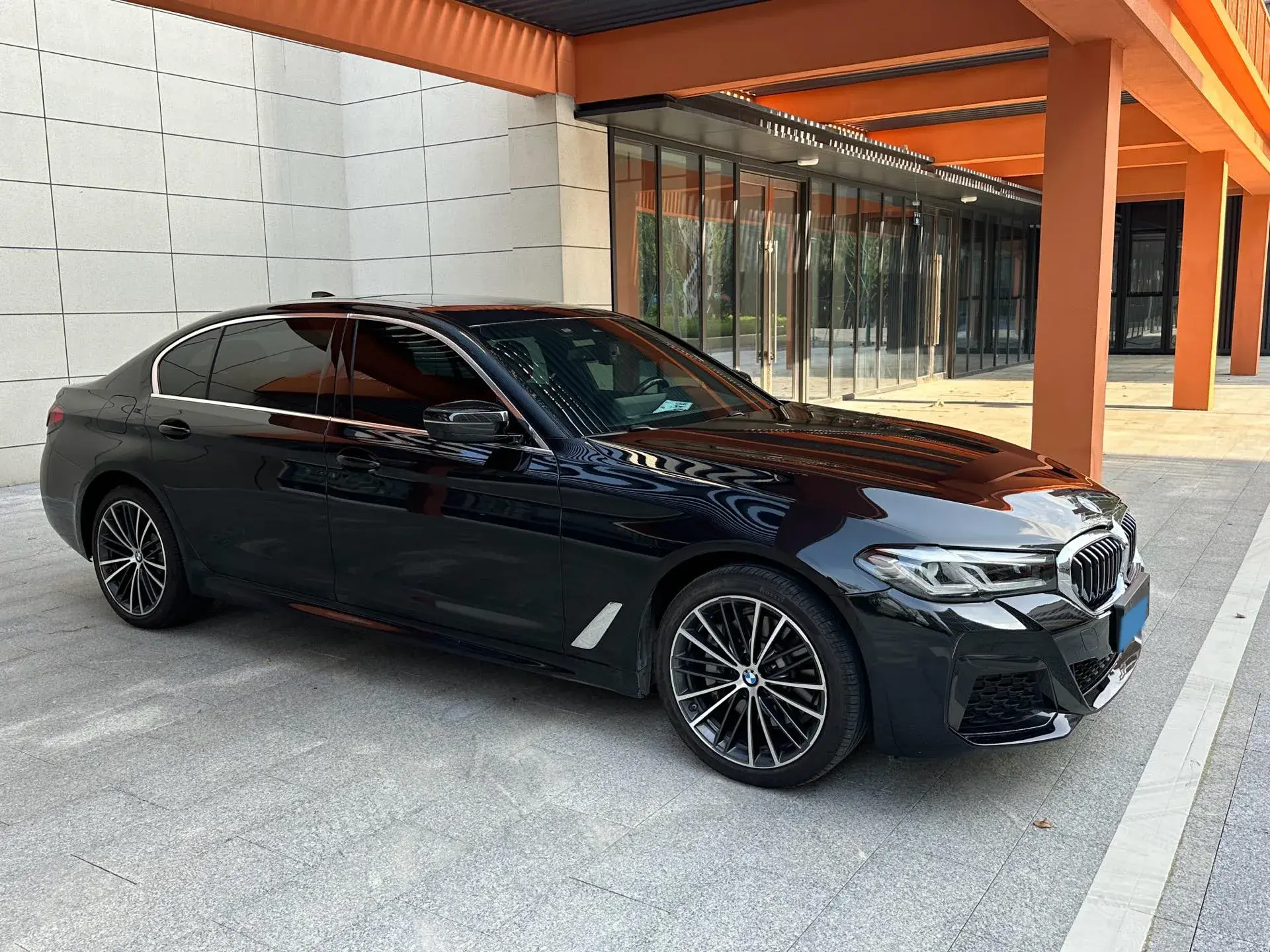 2021 BMW 5 thumbnail 3