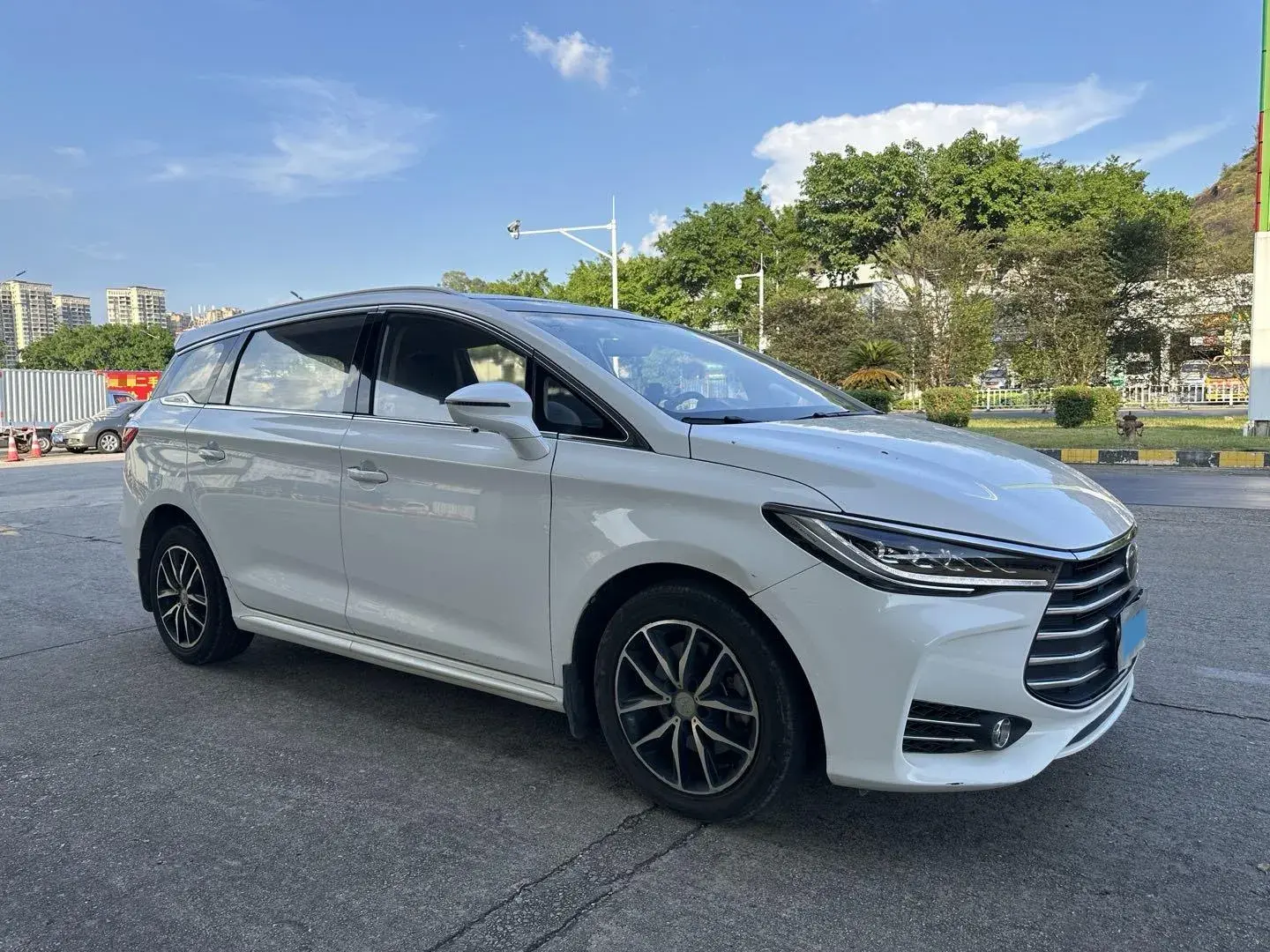 2017 BYD SONG thumbnail 3