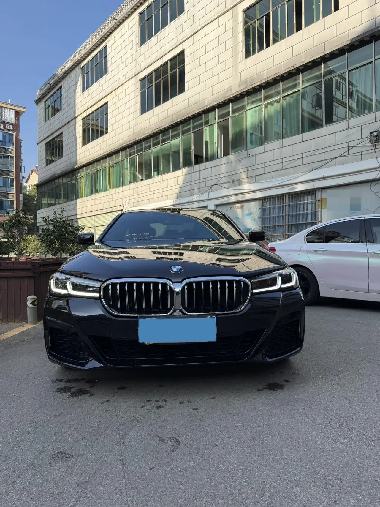 2022 BMW 5 thumbnail 2