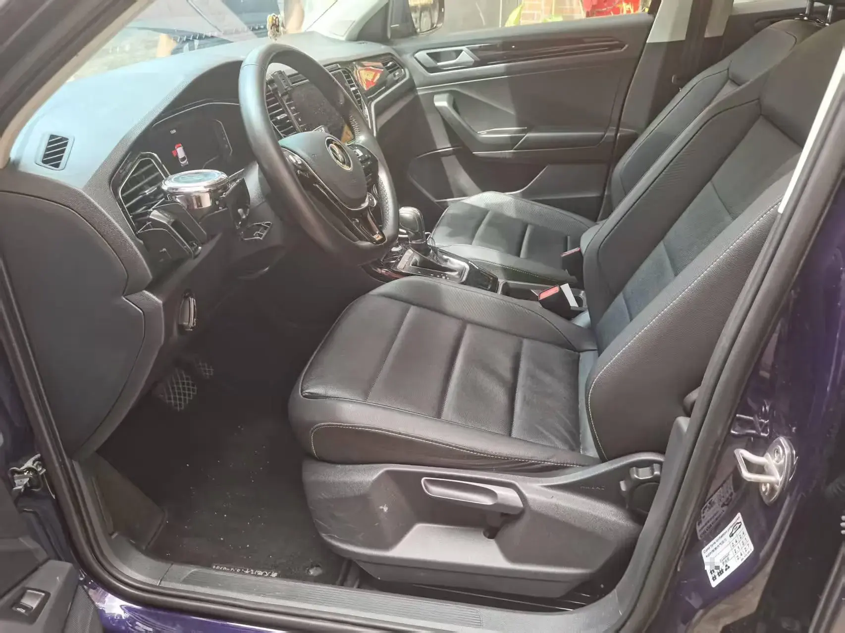 2021 VOLKSWAGEN T-ROC thumbnail 3