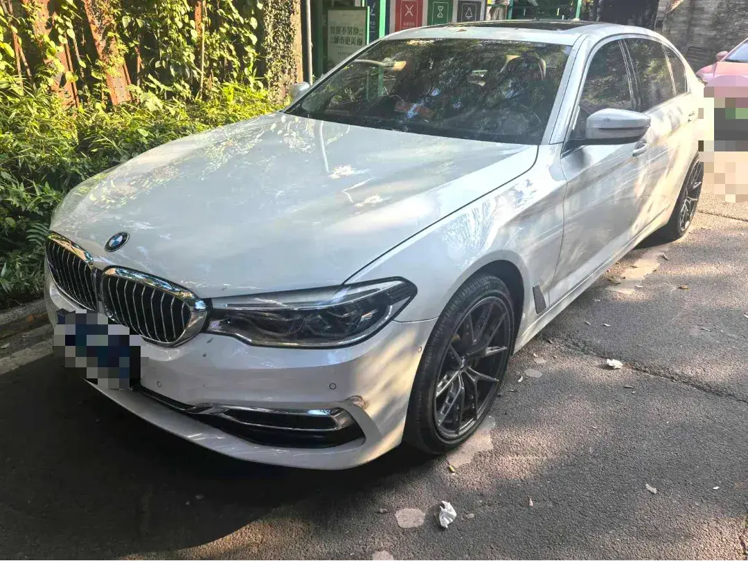 2020 BMW 5 view 1