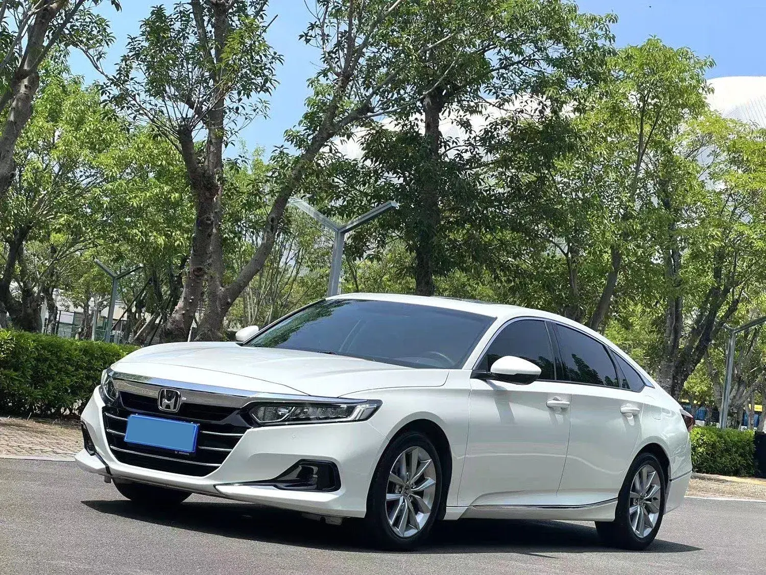 2022 HONDA ACCORD view 1