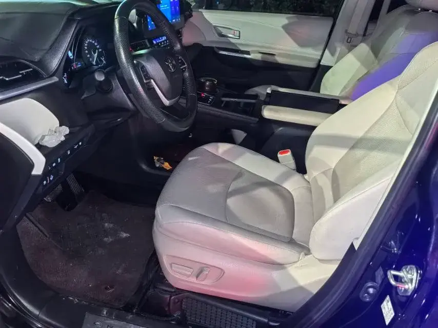 2023 TOYOTA GRANVIA thumbnail 3