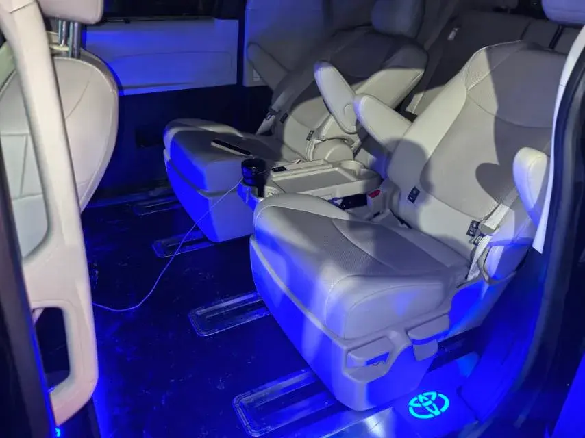 2023 TOYOTA GRANVIA thumbnail 4