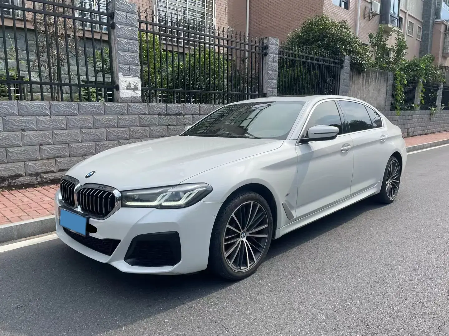 2021 BMW 5 view 1