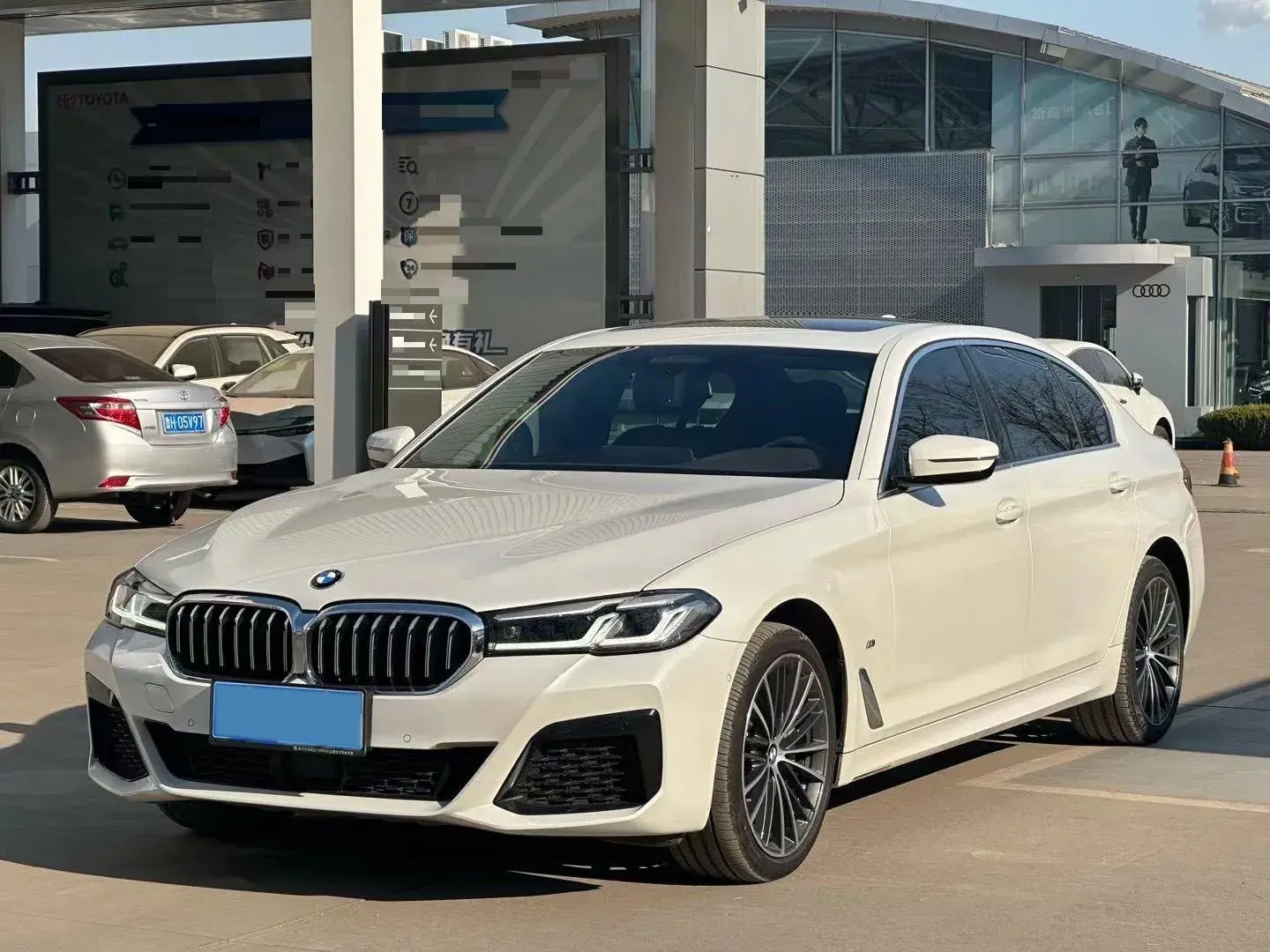2021 BMW 5 view 1