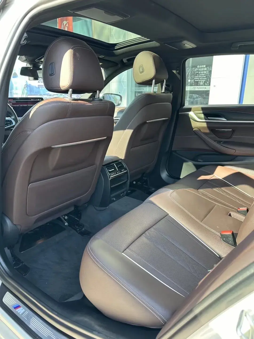 2021 BMW 5 thumbnail 4