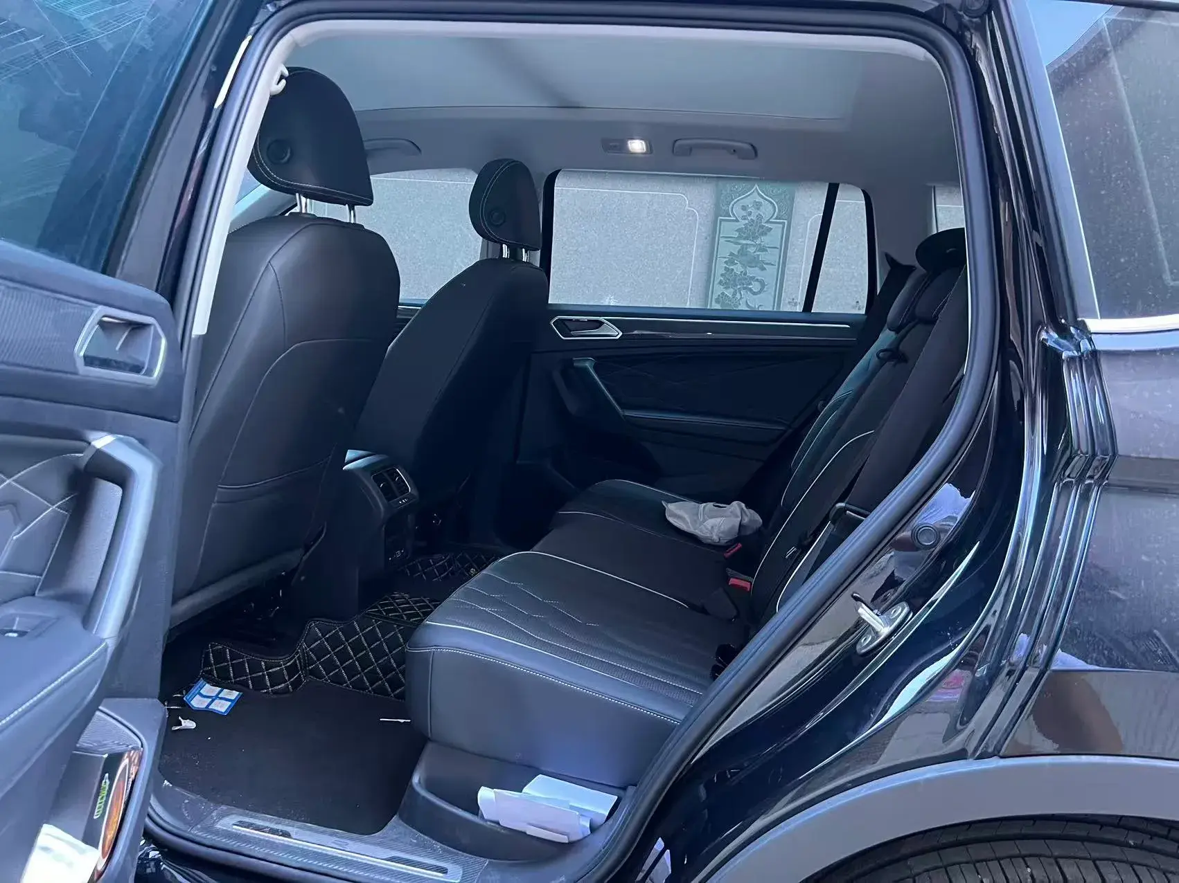 2024 VOLKSWAGEN TIGUAN thumbnail 3